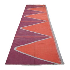 Tapis Dhurrie extra long vintage avec motifs géométriques rouges  Rug & Kilim