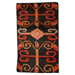 Tapis Dhurrie tissage plat vintage noir avec motifs géométriques rouges par Rug & Kilim