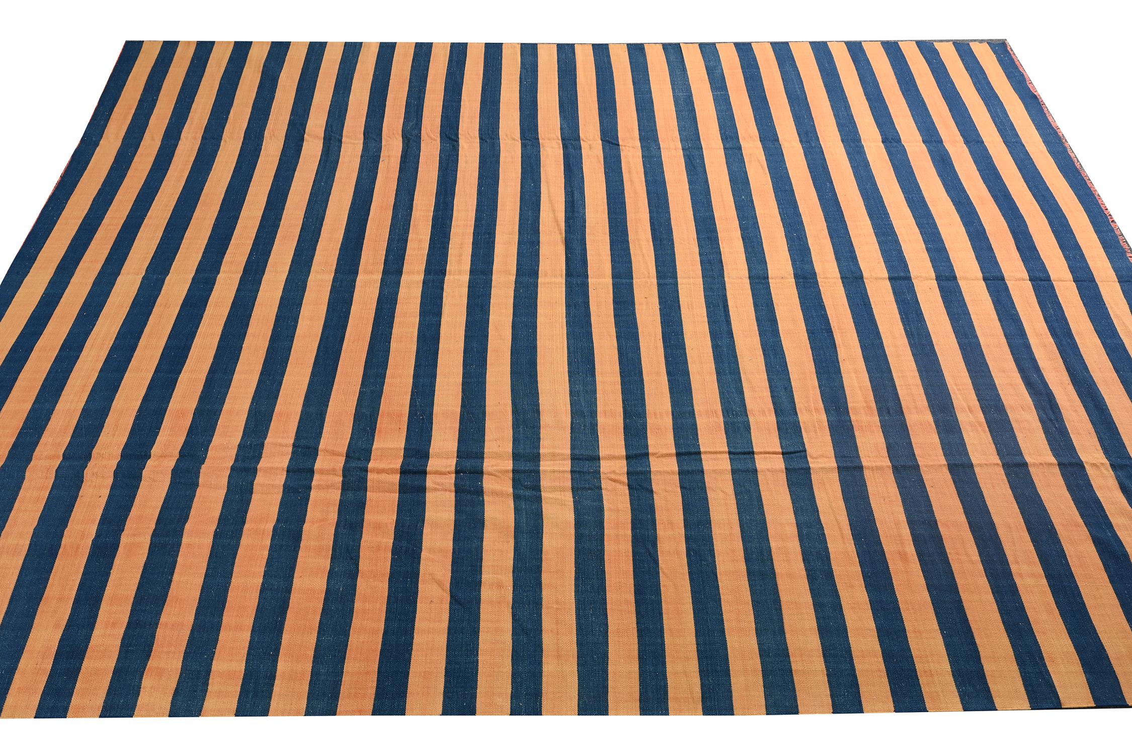 Flaches Geflecht von Dhurrie in Blau und Orange mit Streifen von Teppich & Kilim (Indisch) im Angebot