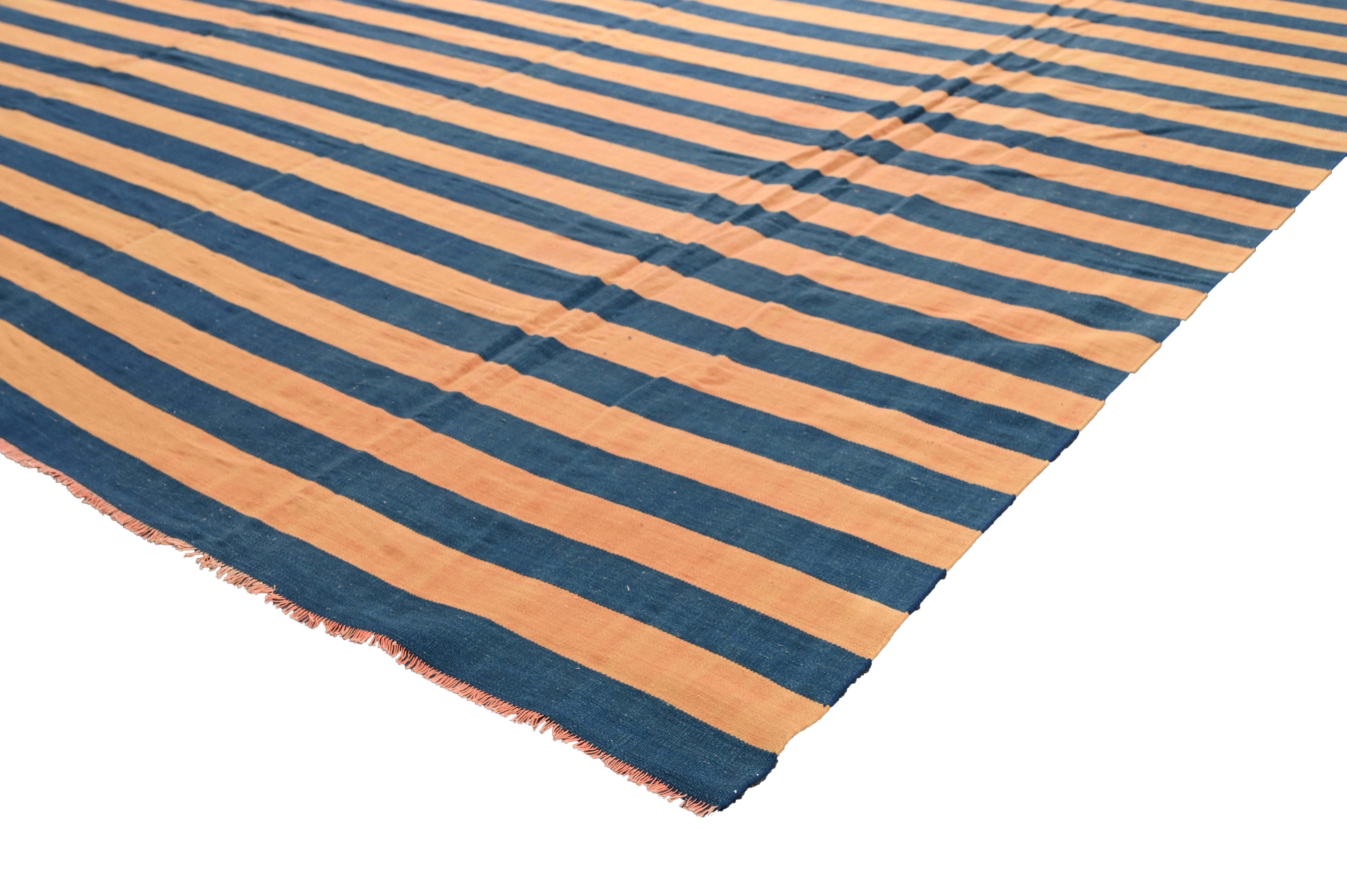 Flaches Geflecht von Dhurrie in Blau und Orange mit Streifen von Teppich & Kilim (Handgeknüpft) im Angebot