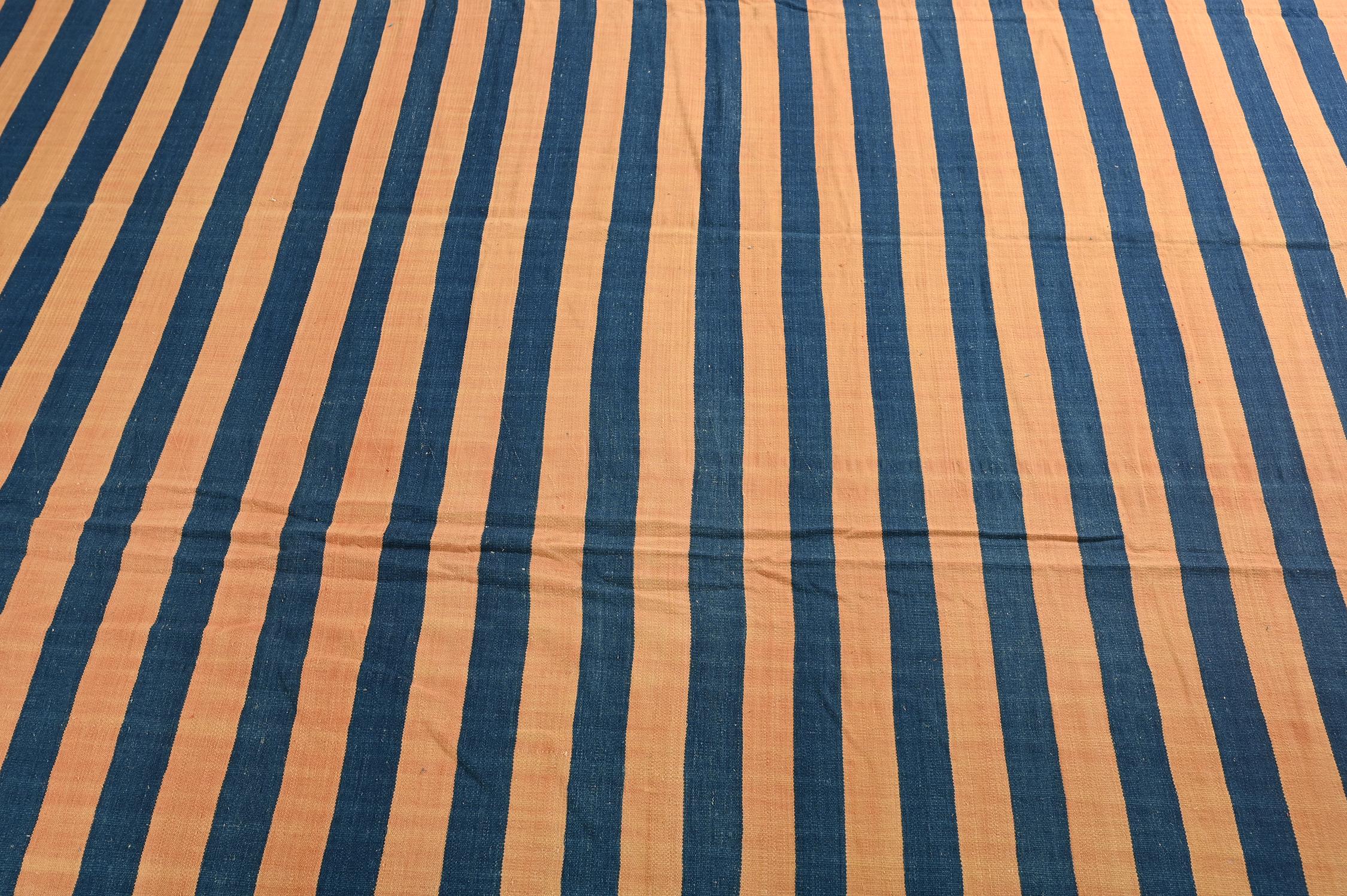 Flaches Geflecht von Dhurrie in Blau und Orange mit Streifen von Teppich & Kilim im Zustand „Gut“ im Angebot in Long Island City, NY