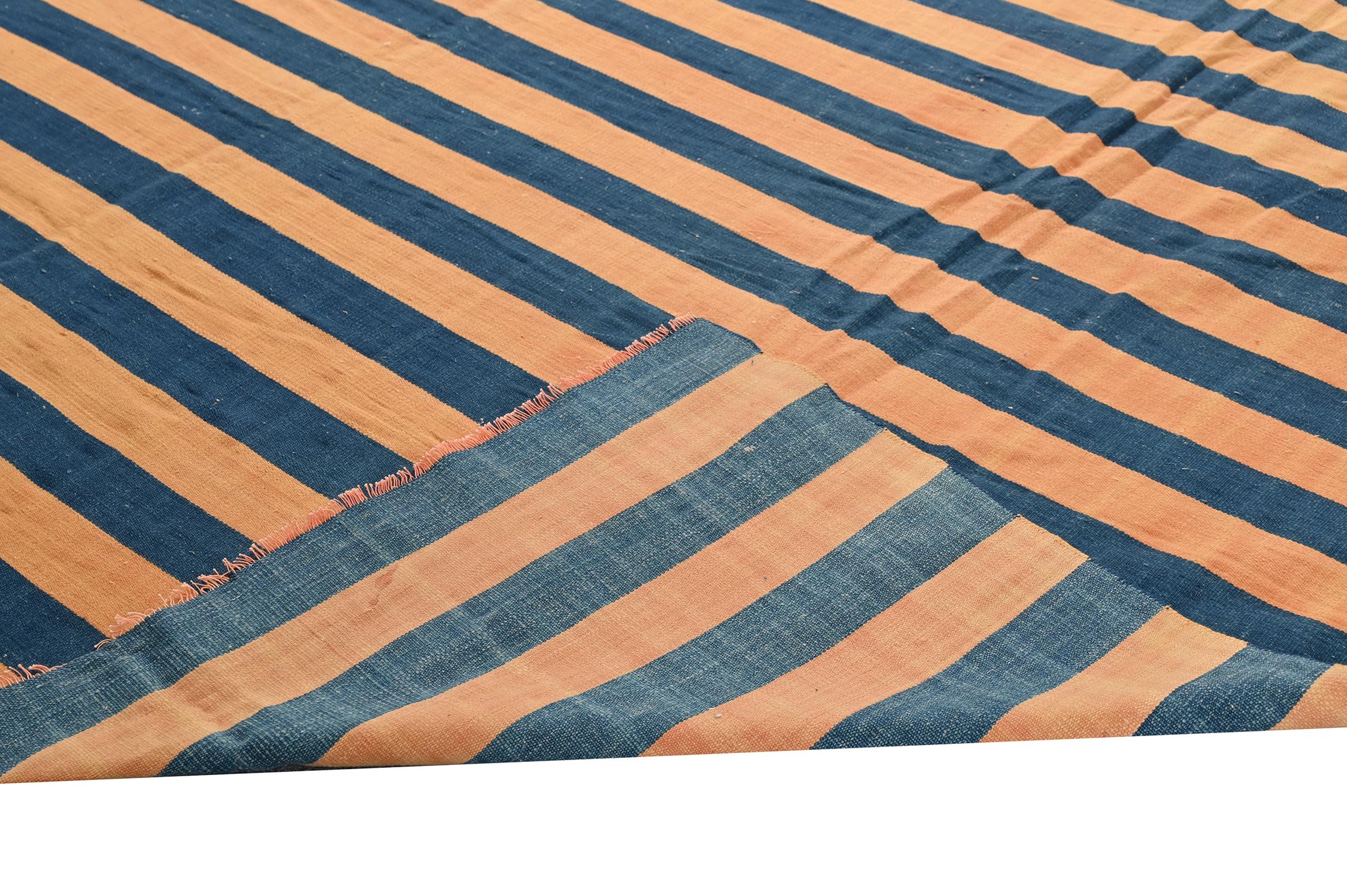 Flaches Geflecht von Dhurrie in Blau und Orange mit Streifen von Teppich & Kilim (Wolle) im Angebot