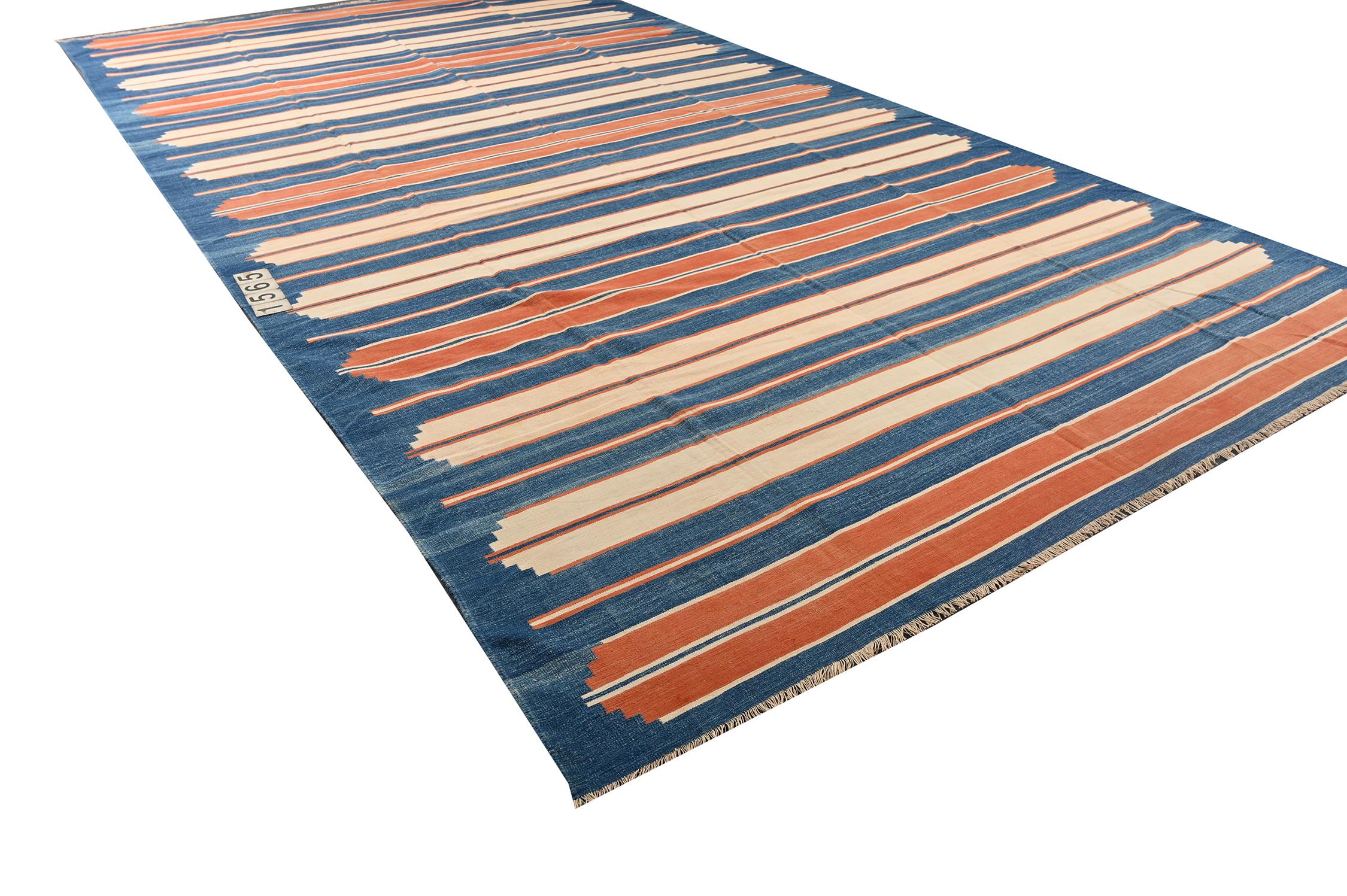 Flaches Geflecht Dhurrie in Blau und Orange mit Streifenmuster von Teppich & Kilim (Kelim) im Angebot