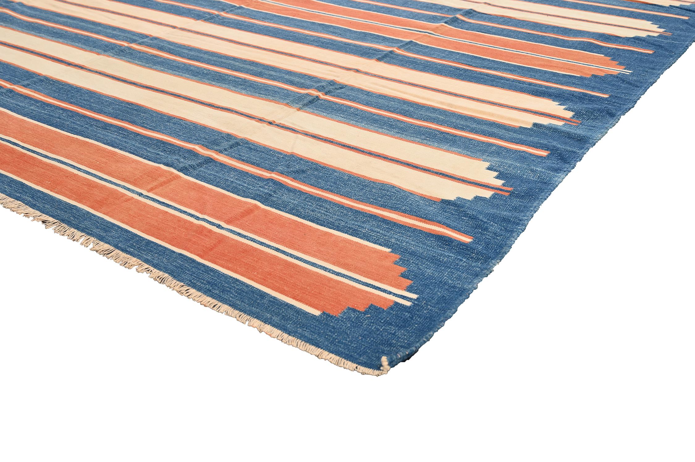 Flaches Geflecht Dhurrie in Blau und Orange mit Streifenmuster von Teppich & Kilim (Indisch) im Angebot