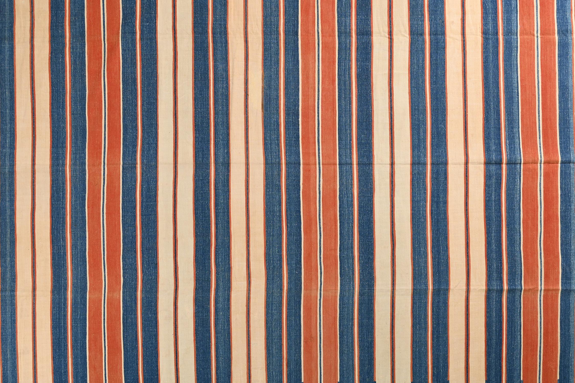 Flaches Geflecht Dhurrie in Blau und Orange mit Streifenmuster von Teppich & Kilim (Handgeknüpft) im Angebot