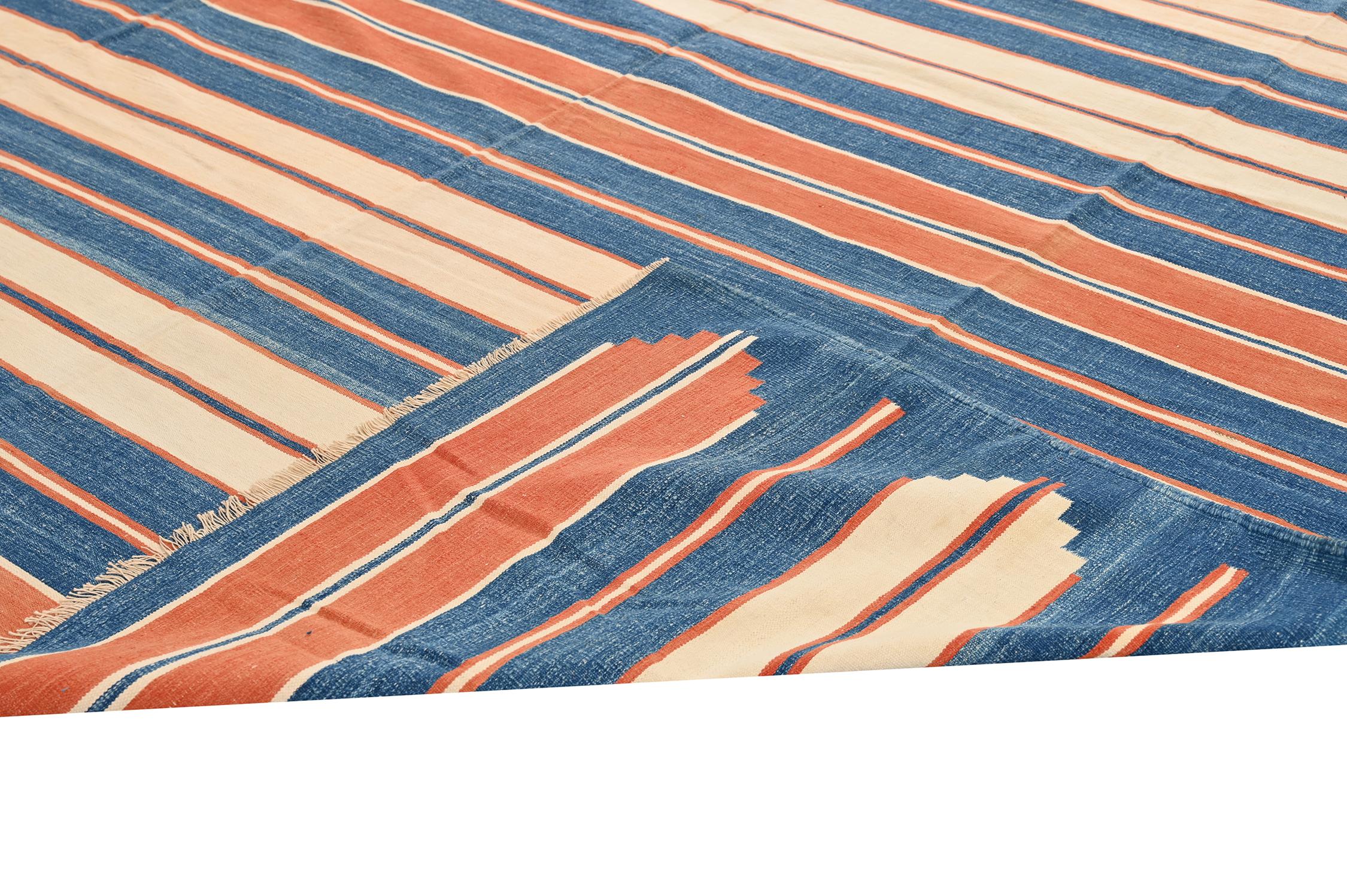 Flaches Geflecht Dhurrie in Blau und Orange mit Streifenmuster von Teppich & Kilim (Mitte des 20. Jahrhunderts) im Angebot