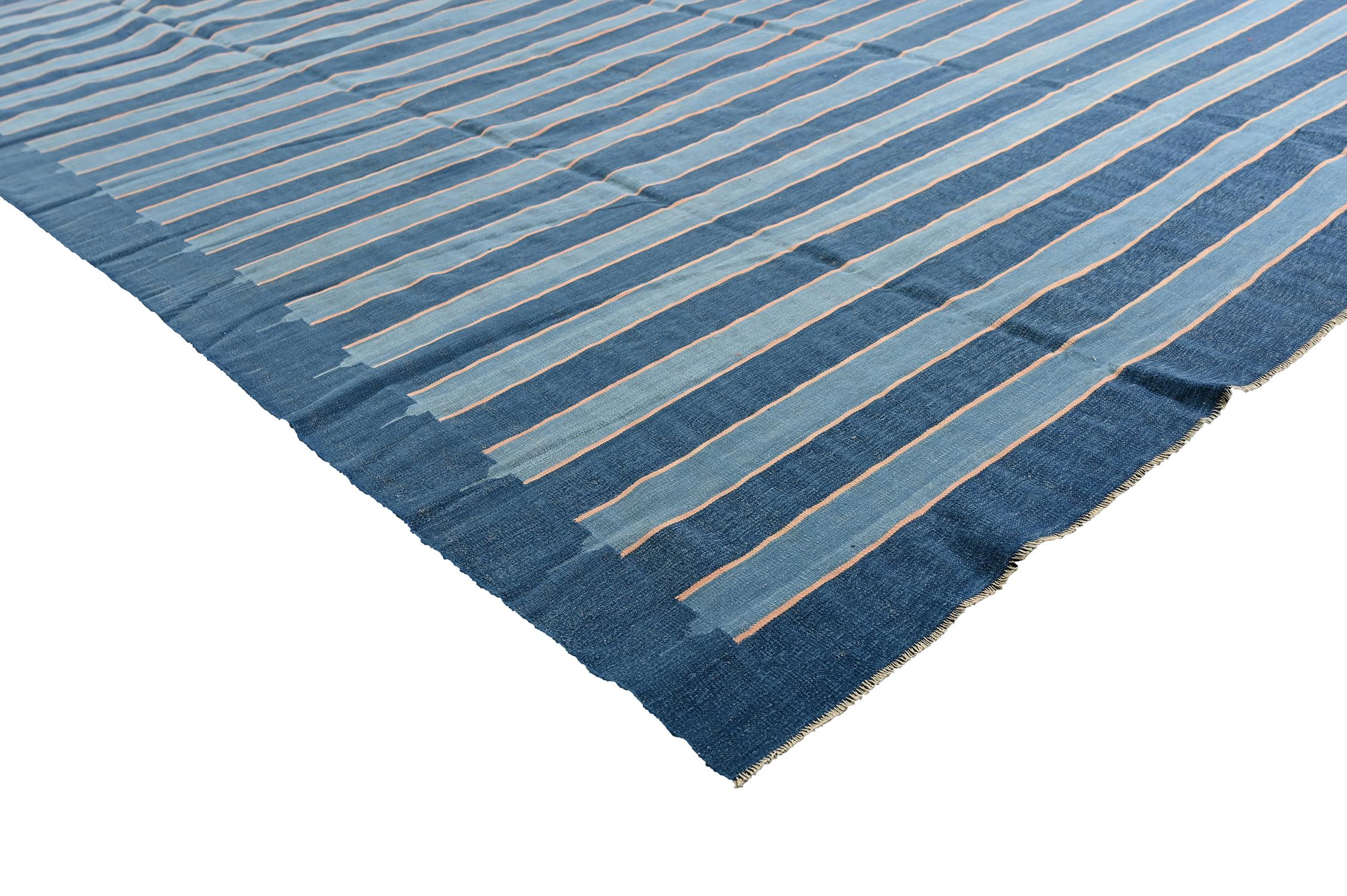 Flachgewebe Dhurrie-Teppich mit blauen und roten Streifen von Rug & Kilim (Kelim) im Angebot