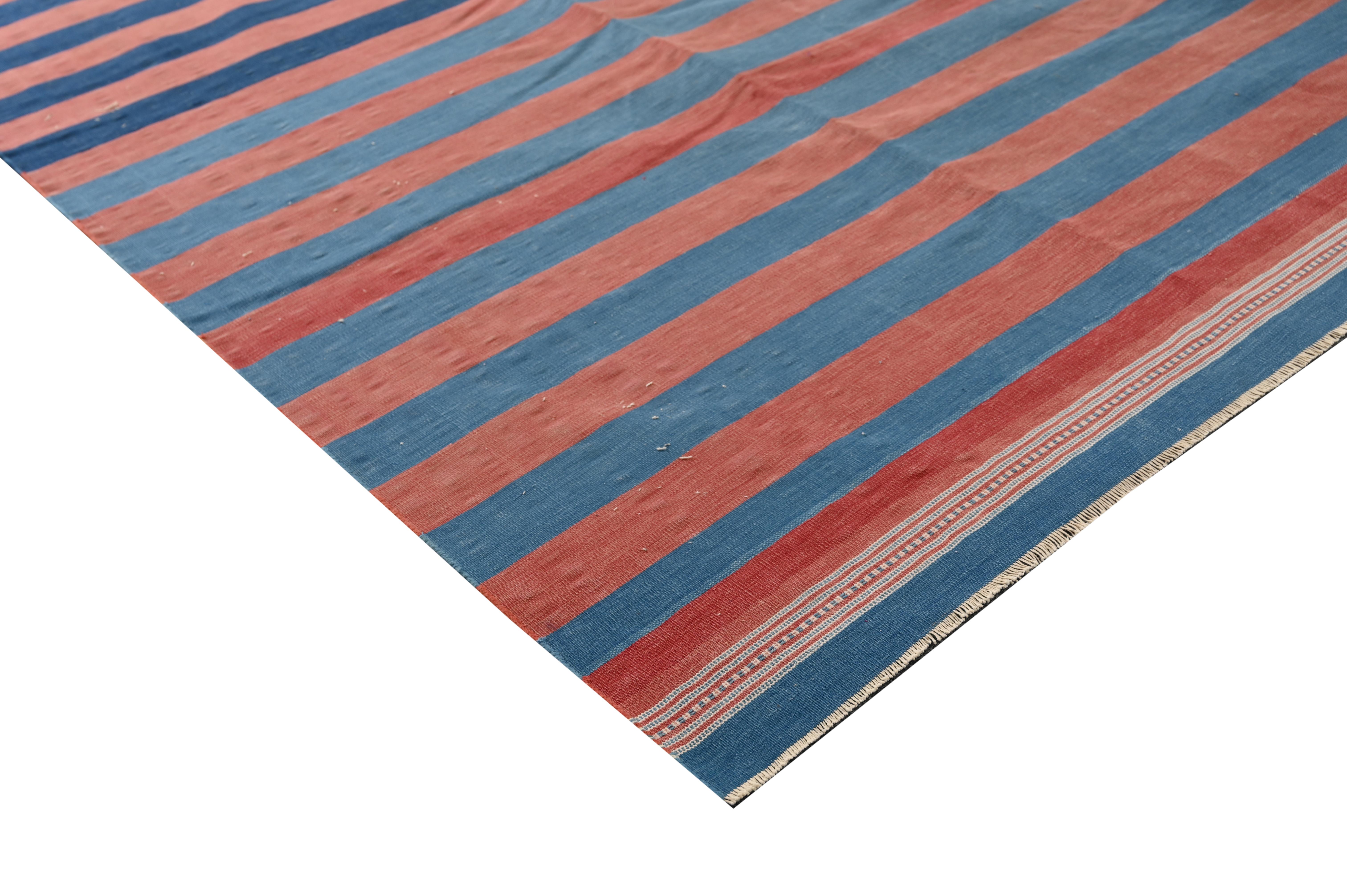 Flachgewebe Dhurrie-Teppich mit blauen und roten Streifen von Rug & Kilim (Indisch) im Angebot