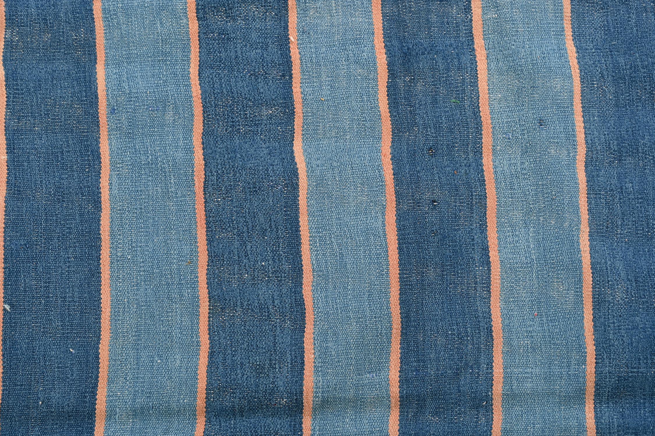 Flachgewebe Dhurrie-Teppich mit blauen und roten Streifen von Rug & Kilim (Indisch) im Angebot