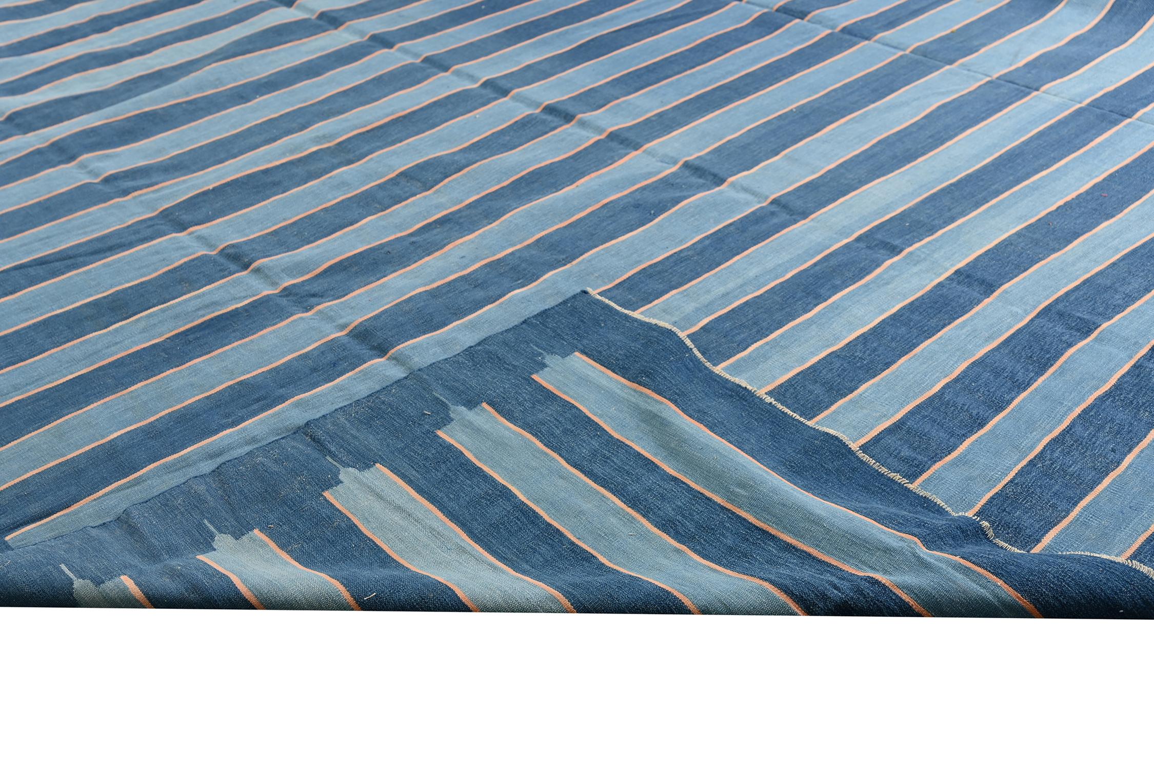 Flachgewebe Dhurrie-Teppich mit blauen und roten Streifen von Rug & Kilim (Handgeknüpft) im Angebot