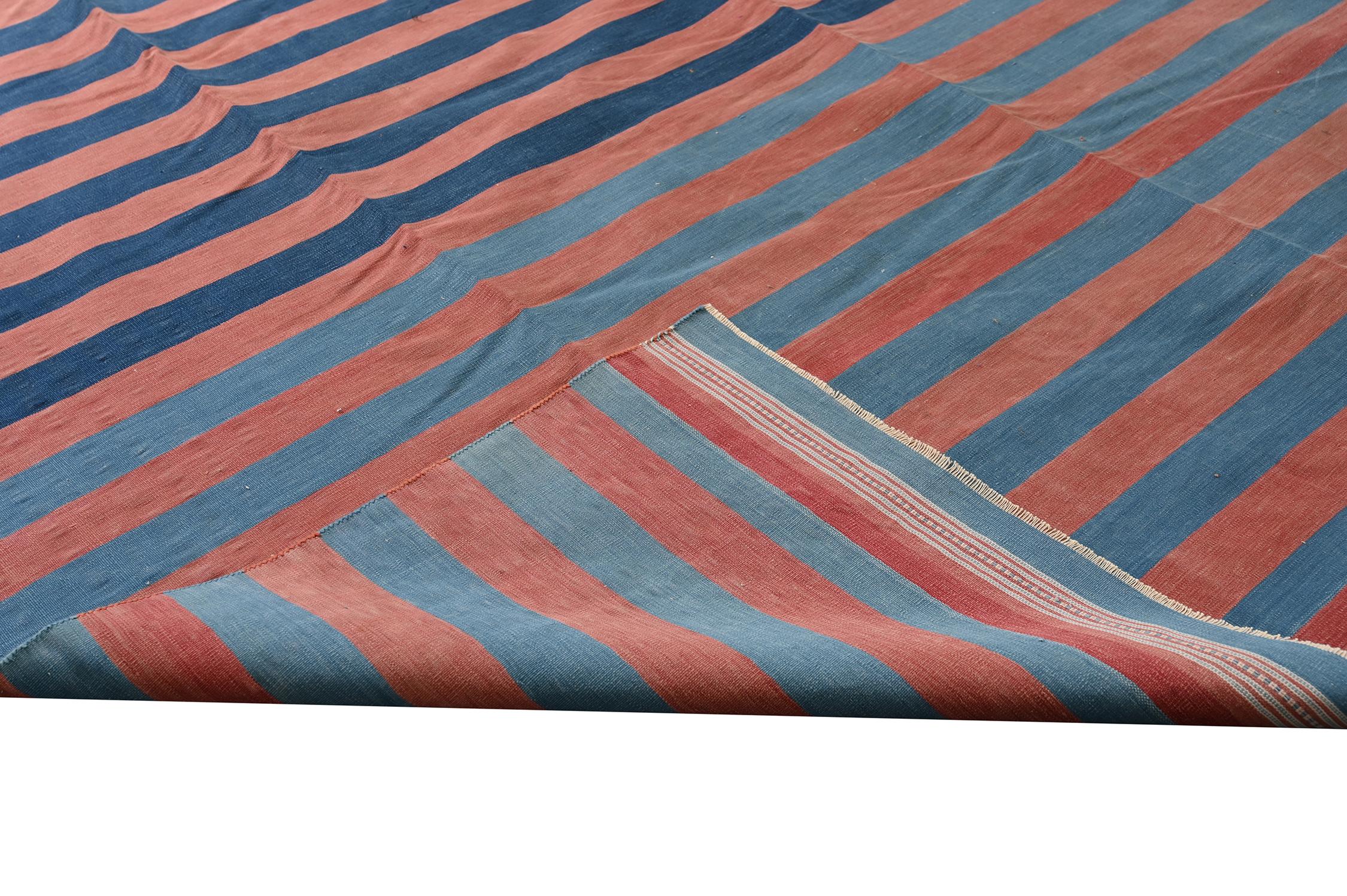 Flachgewebe Dhurrie-Teppich mit blauen und roten Streifen von Rug & Kilim im Zustand „Gut“ im Angebot in Long Island City, NY