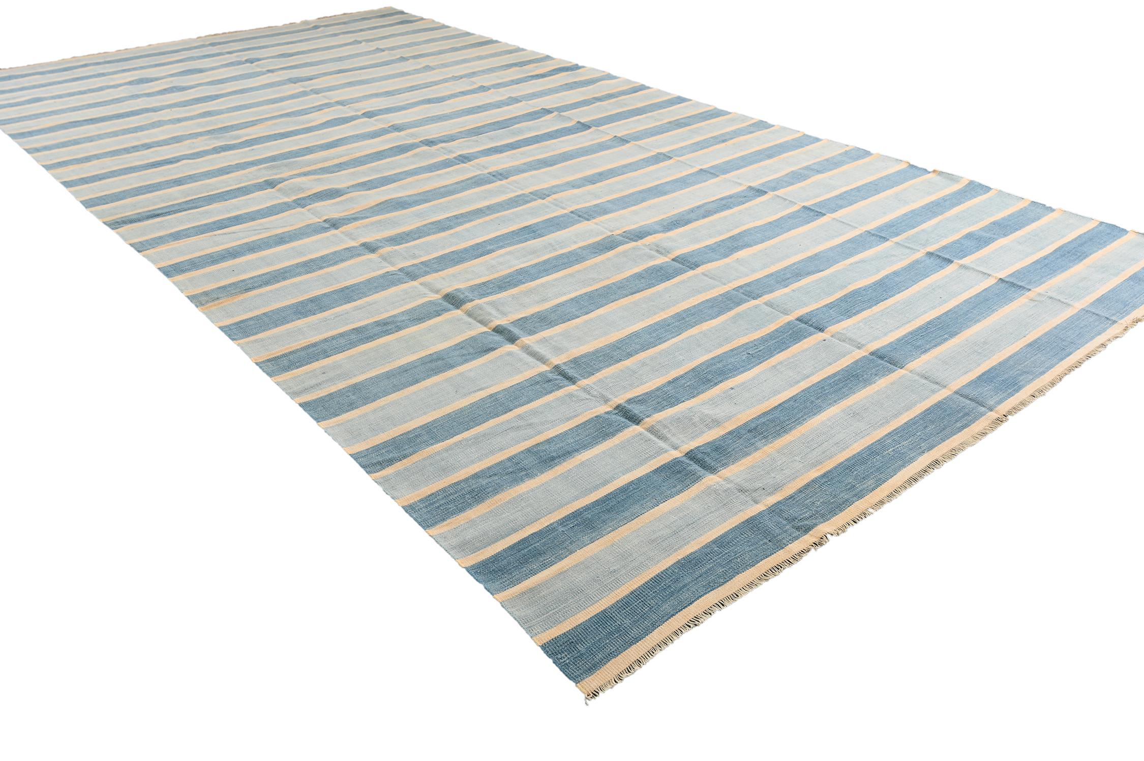 Flachgewebe Dhurrie-Teppich mit blauen Streifen von Rug & Kilim (Kelim) im Angebot