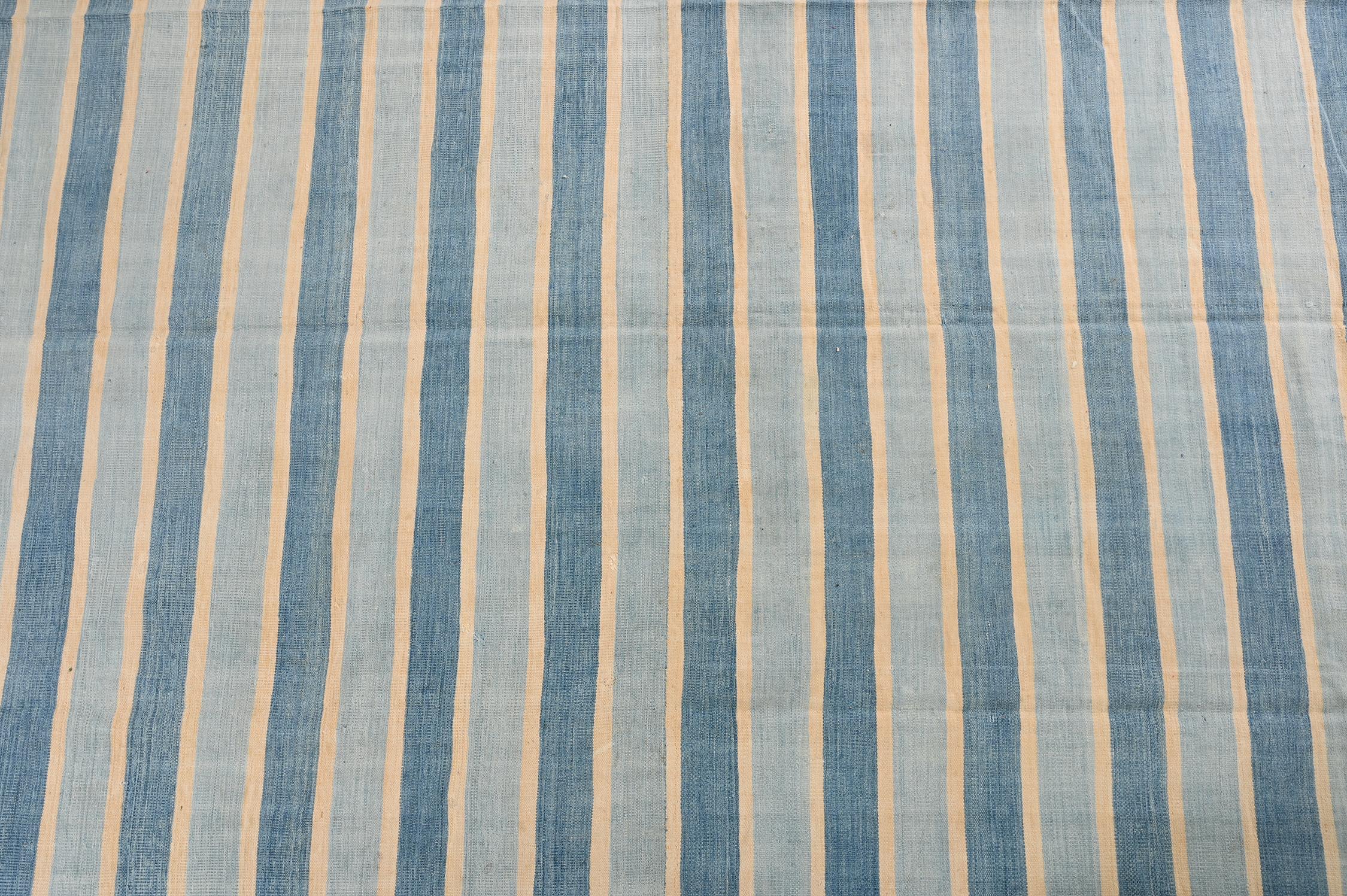 Flachgewebe Dhurrie-Teppich mit blauen Streifen von Rug & Kilim (Indisch) im Angebot