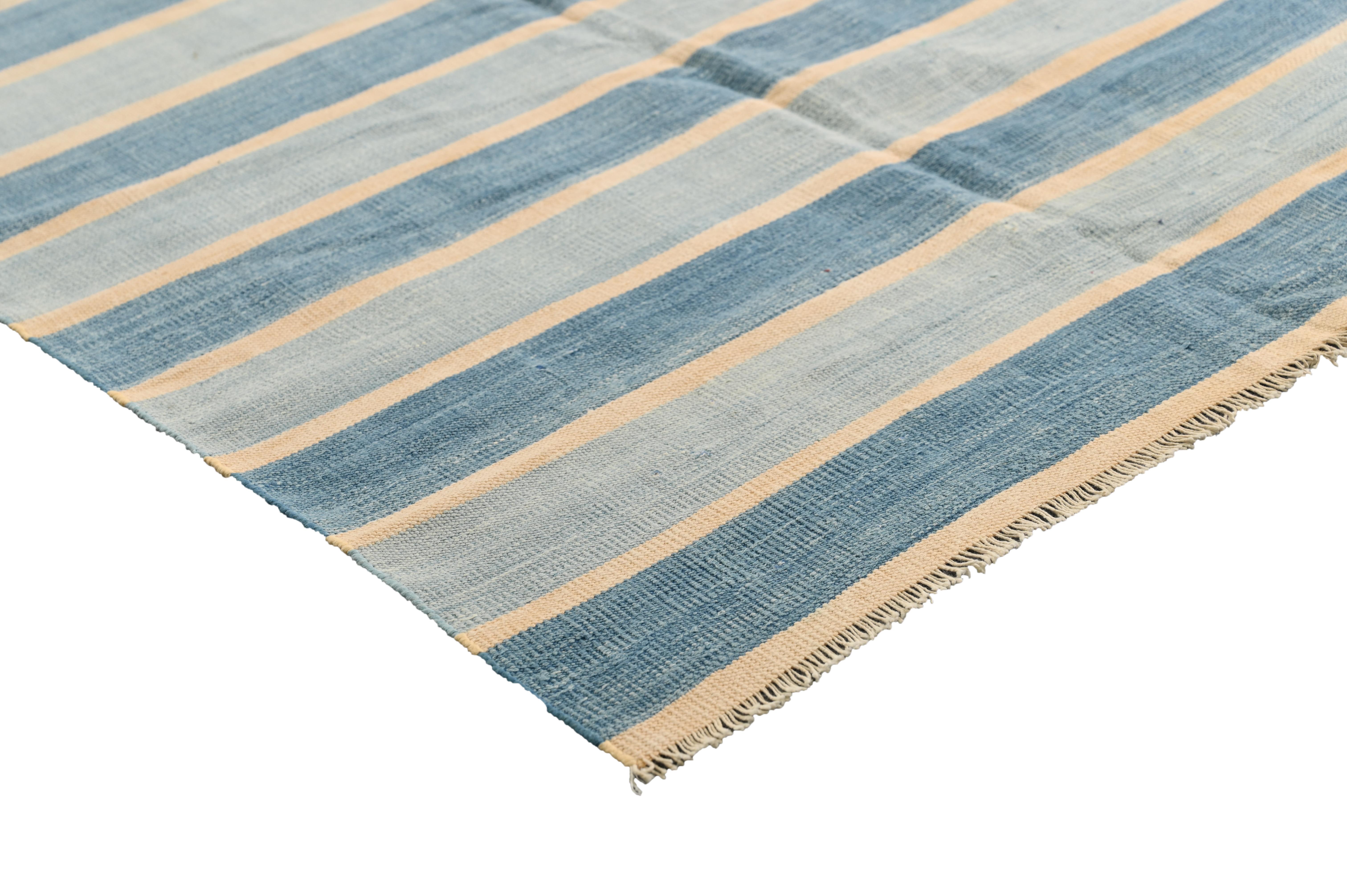 Flachgewebe Dhurrie-Teppich mit blauen Streifen von Rug & Kilim (Handgeknüpft) im Angebot