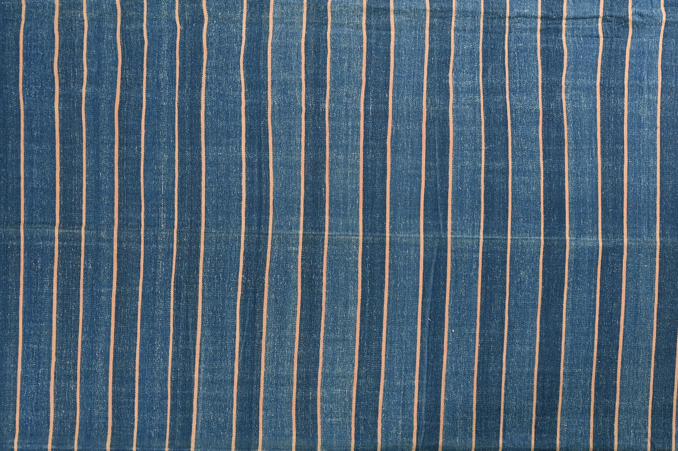 Flaches Geflecht Dhurrie in Blau gestreift von Rug & Kilim, Vintage (Handgeknüpft) im Angebot