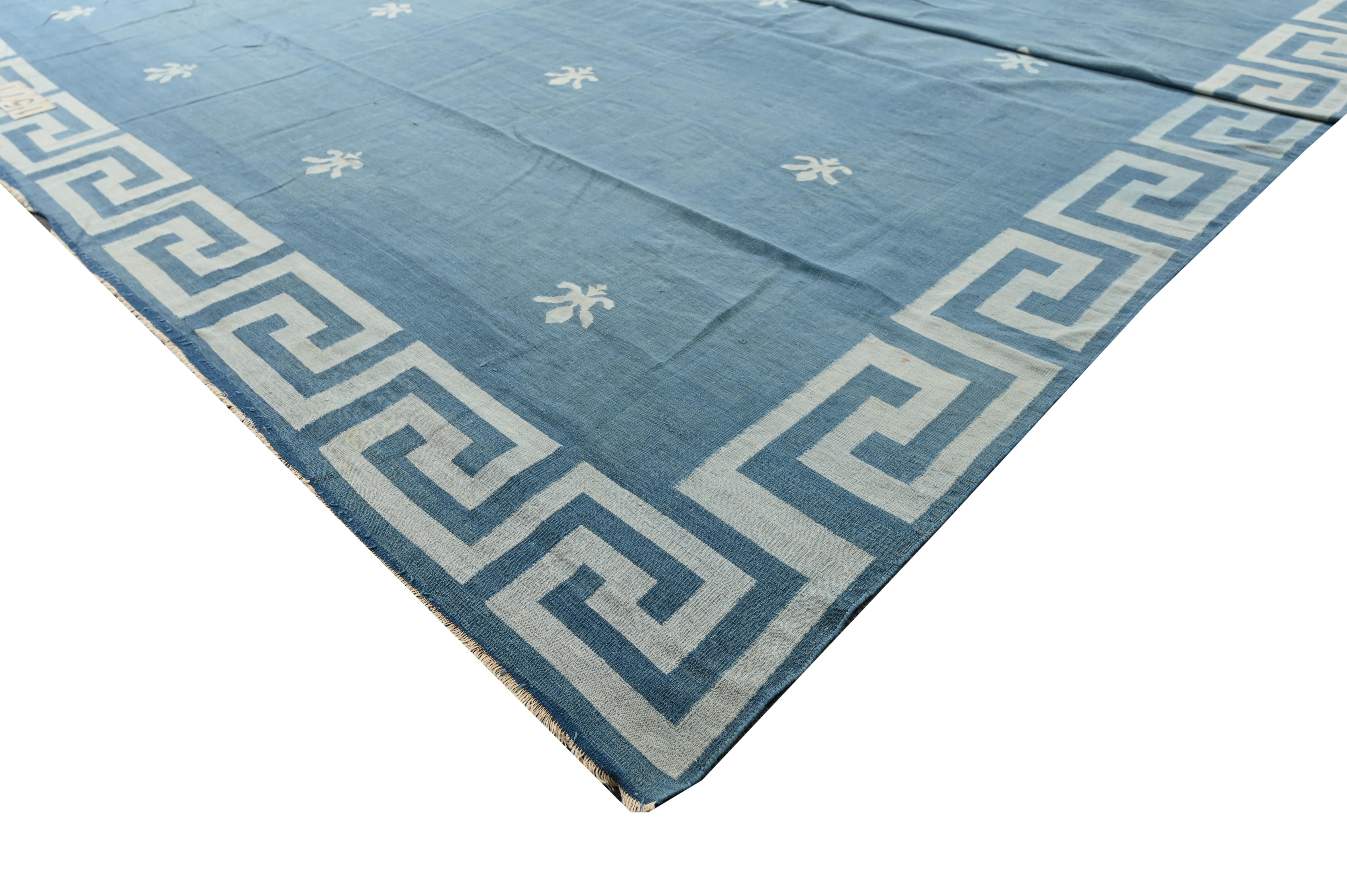 Flaches Gewebe von Dhurrie in Blau mit geometrischen Mustern von Teppich & Kilim (Indisch) im Angebot