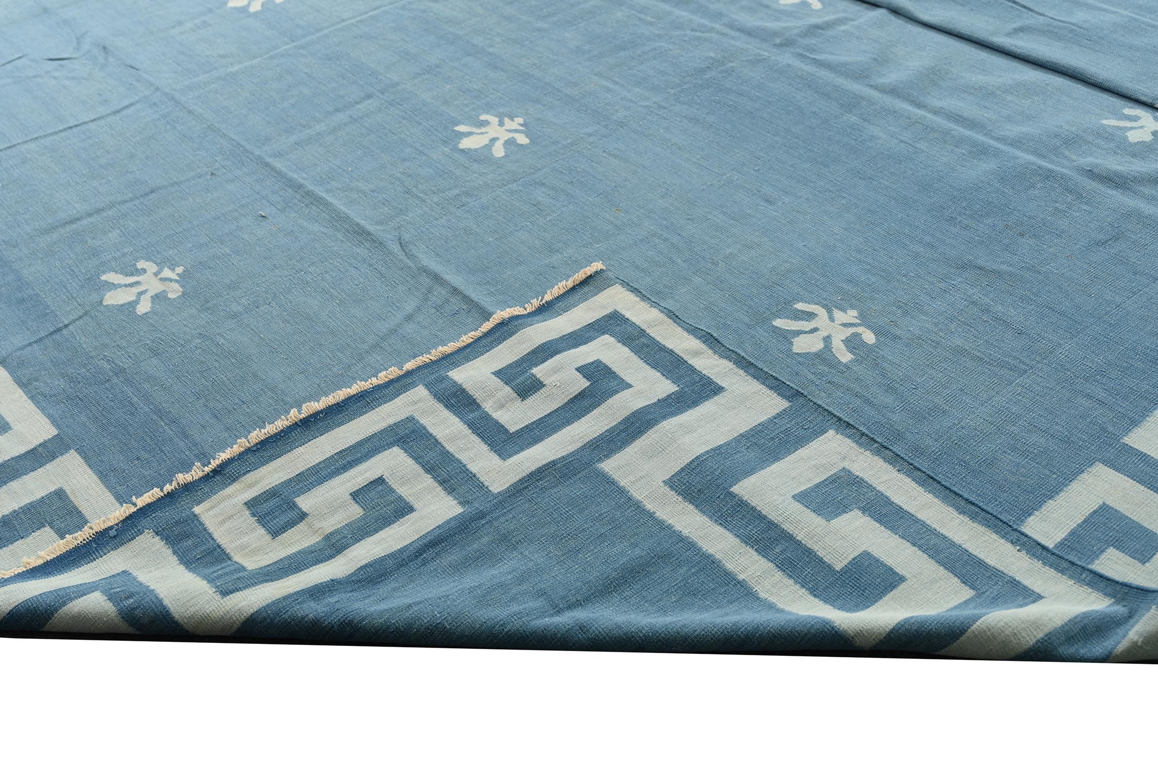 Flaches Gewebe von Dhurrie in Blau mit geometrischen Mustern von Teppich & Kilim (Mitte des 20. Jahrhunderts) im Angebot