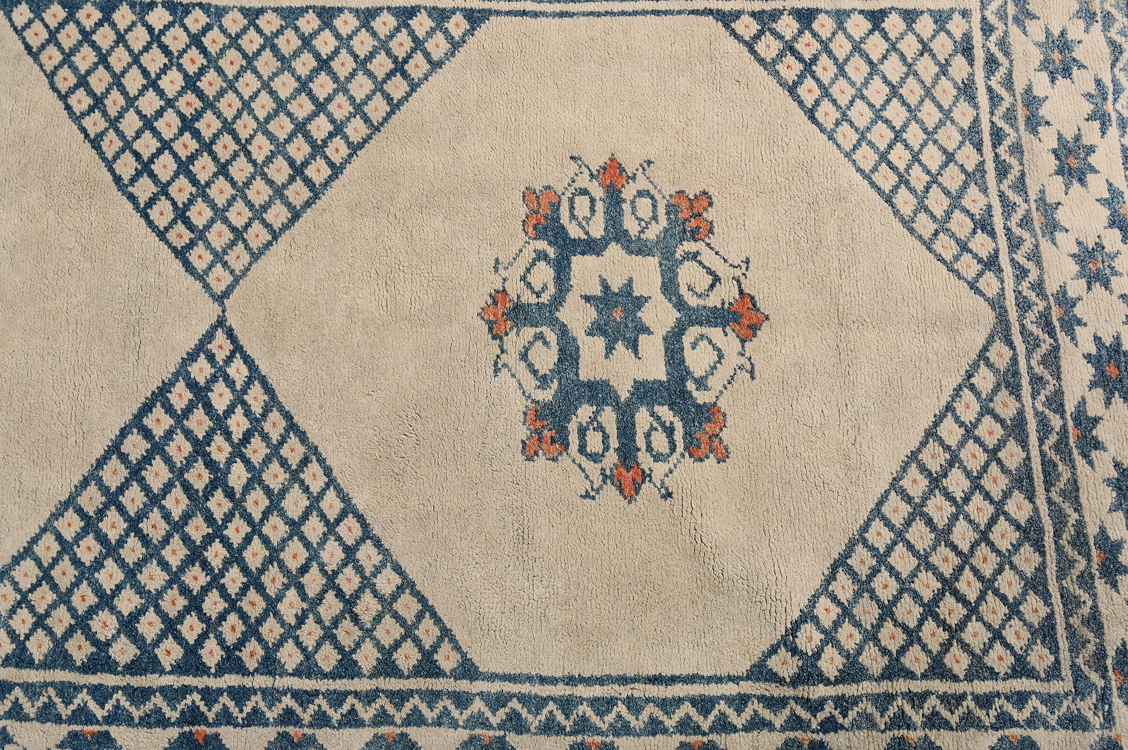 Dhurrie vintage en tejido plano blanco roto con medallones azules by Rug & Kilim mediados del siglo XX en venta