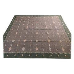Flaches Gewebe von Dhurrie in Taupe mit geometrischen Mustern von Teppich & Kilim