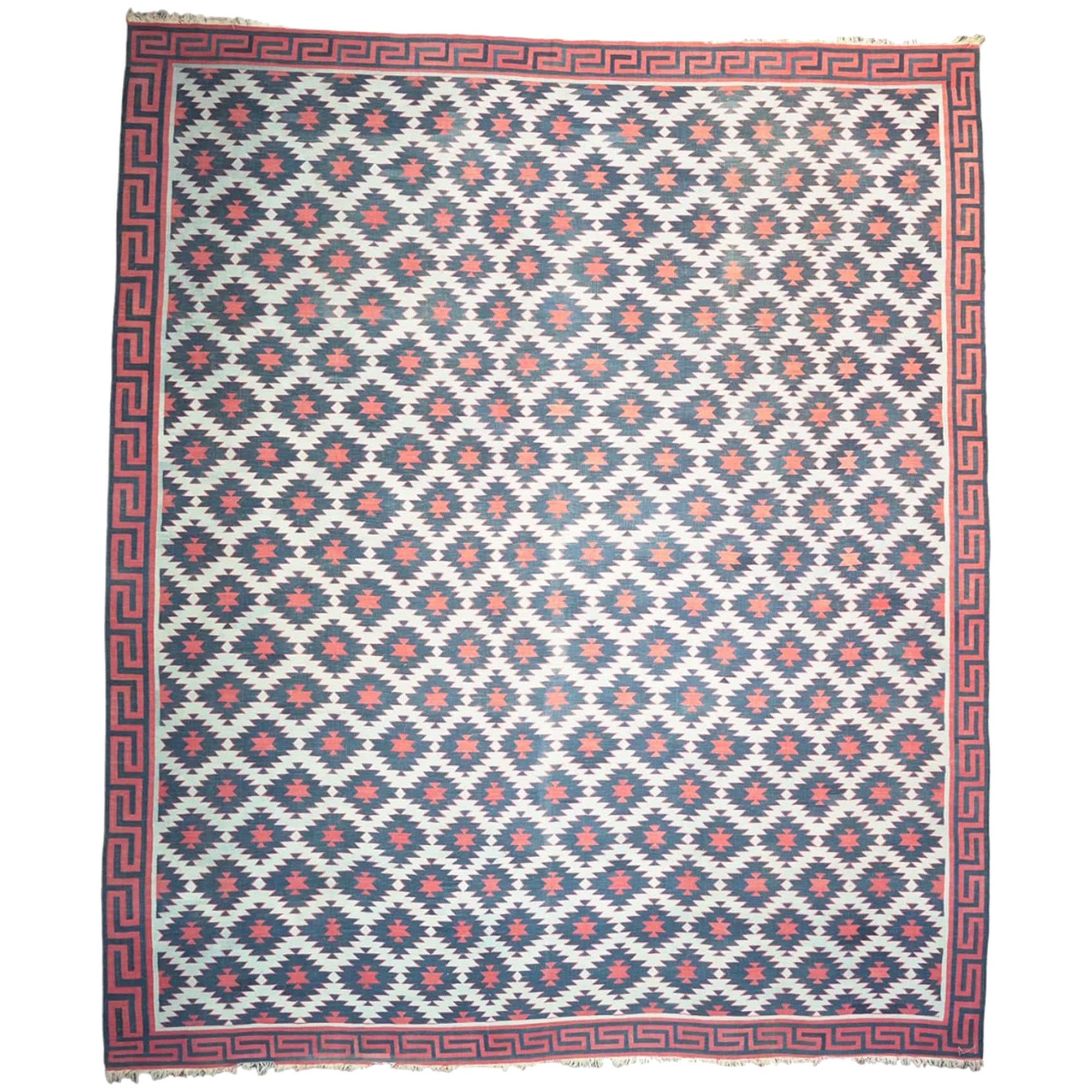 Alfombra geométrica vintage Dhurrie en rosa y azul, de Rug & Kilim en venta