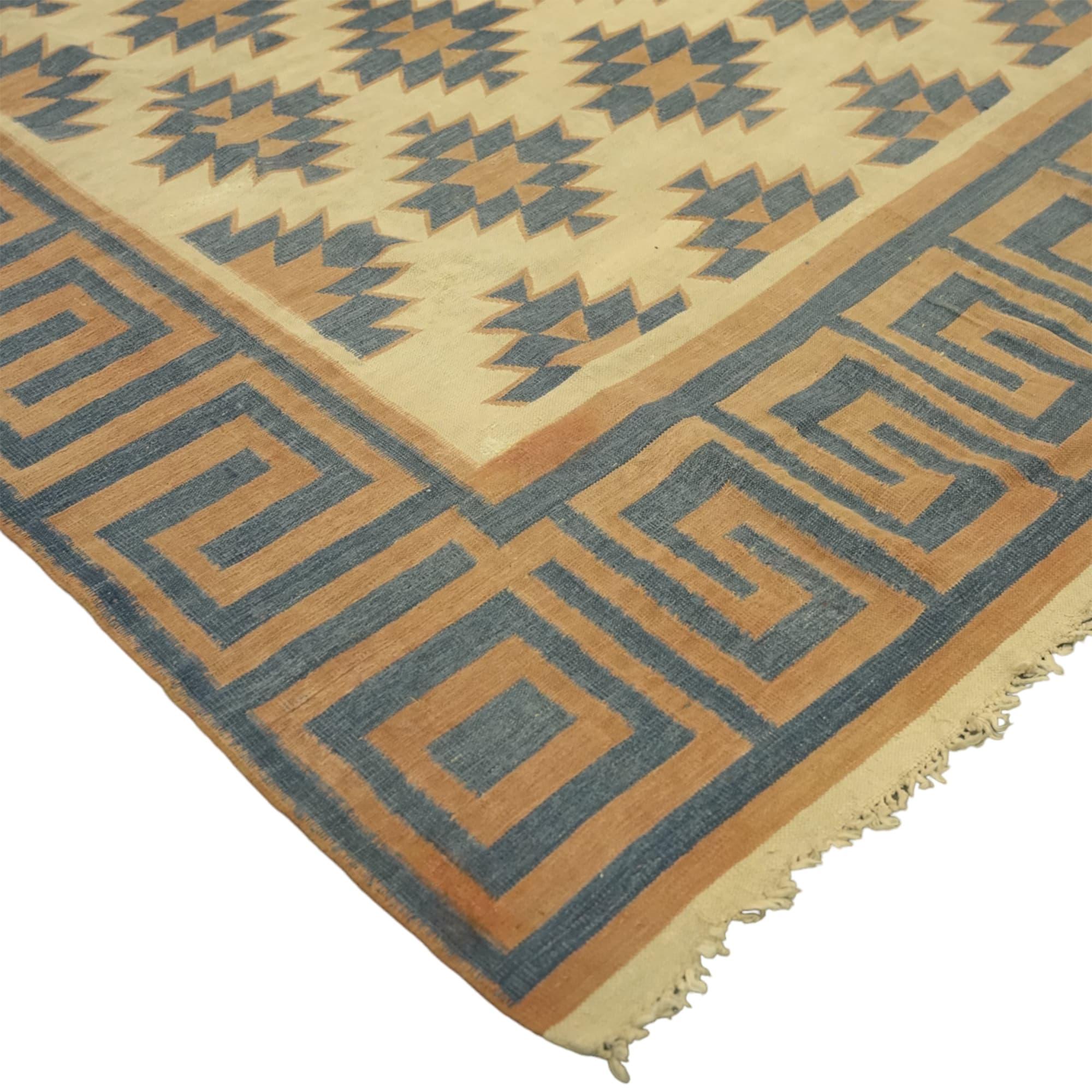 Geometrischer quadratischer Vintage-Dhurrie-Teppich von Rug & Kilim (Kelim) im Angebot