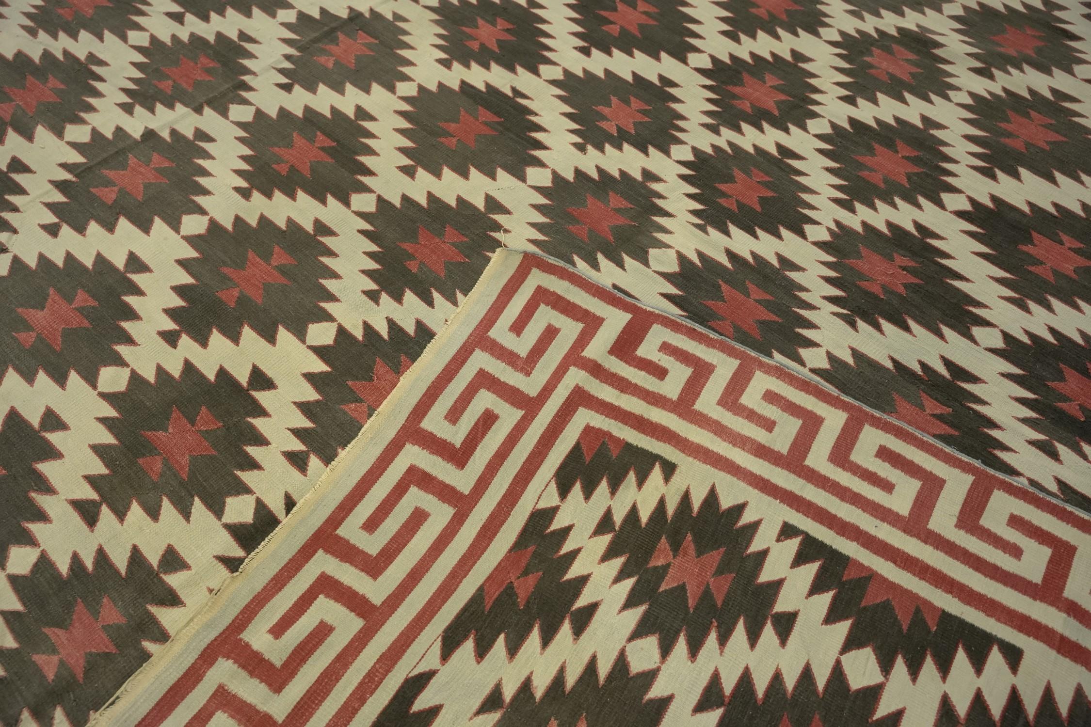 Vintage Dhurrie Geometric Square Rug In Good Condition For Sale In Long Island City, NY