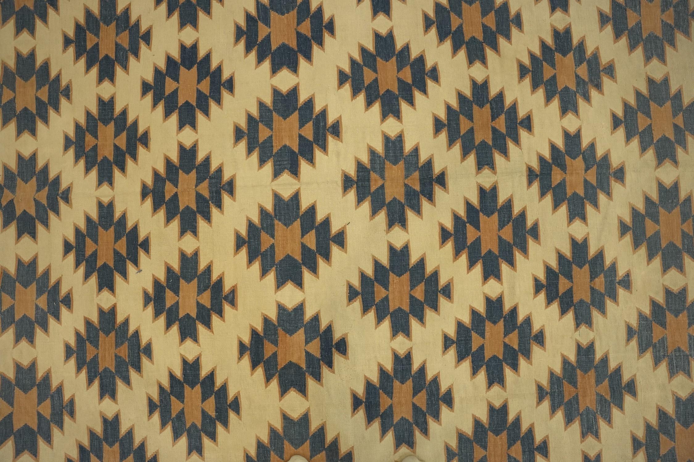 Geometrischer quadratischer Vintage-Dhurrie-Teppich von Rug & Kilim im Zustand „Gut“ im Angebot in Long Island City, NY