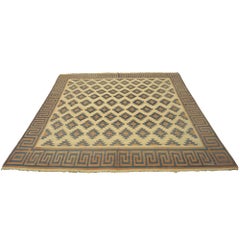 Geometrischer quadratischer Vintage-Dhurrie-Teppich von Rug & Kilim