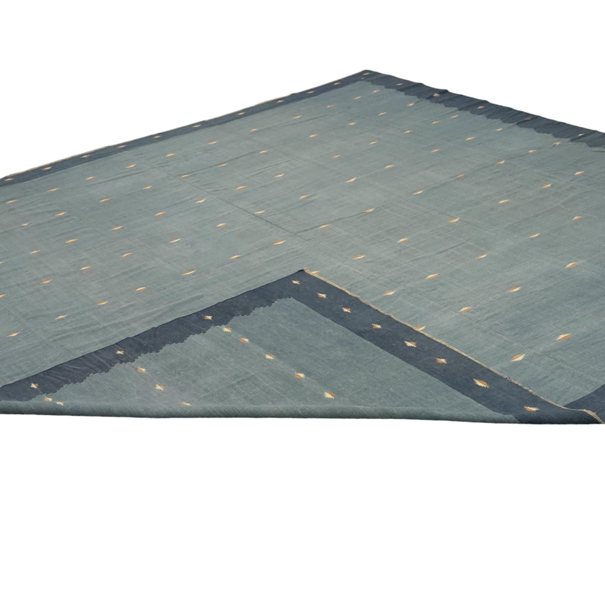 Geometrischer quadratischer Vintage-Dhurrie-Teppich in Blau von Rug & Kilim (Kelim) im Angebot