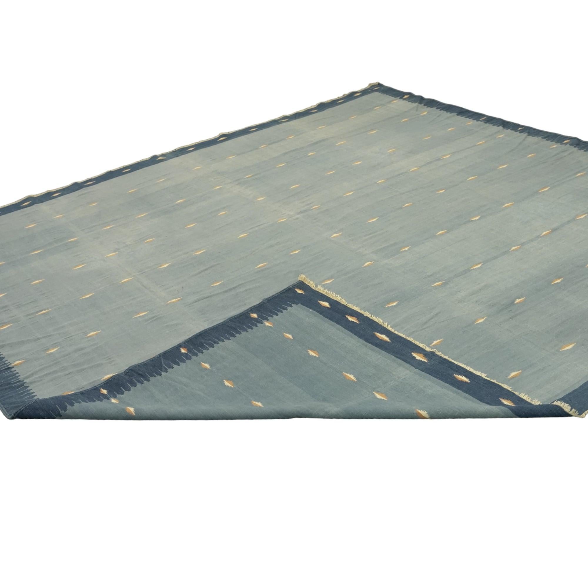 Geometrischer quadratischer Vintage-Dhurrie-Teppich in Blau von Rug & Kilim (Kelim) im Angebot
