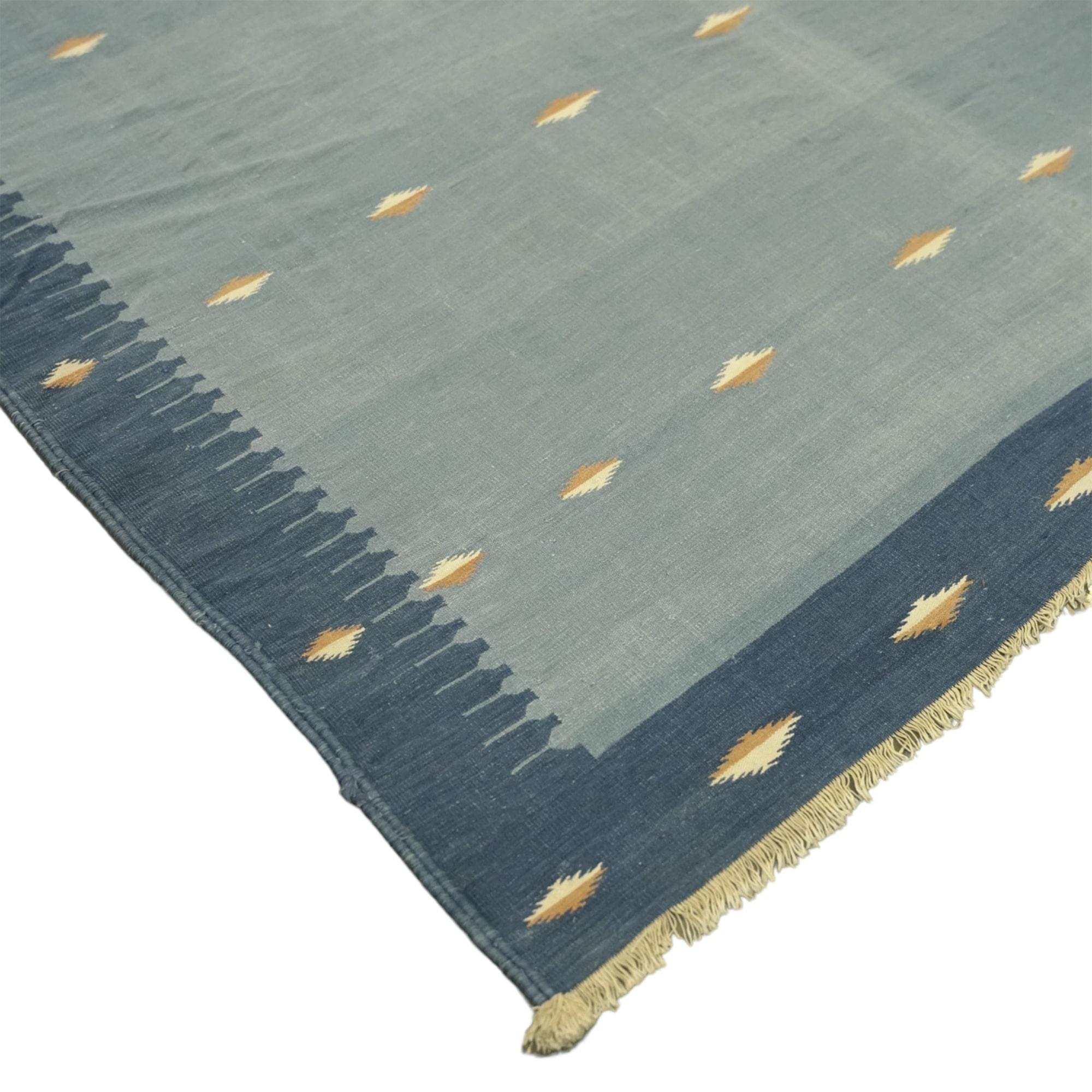 Geometrischer quadratischer Vintage-Dhurrie-Teppich in Blau von Rug & Kilim (Indisch) im Angebot
