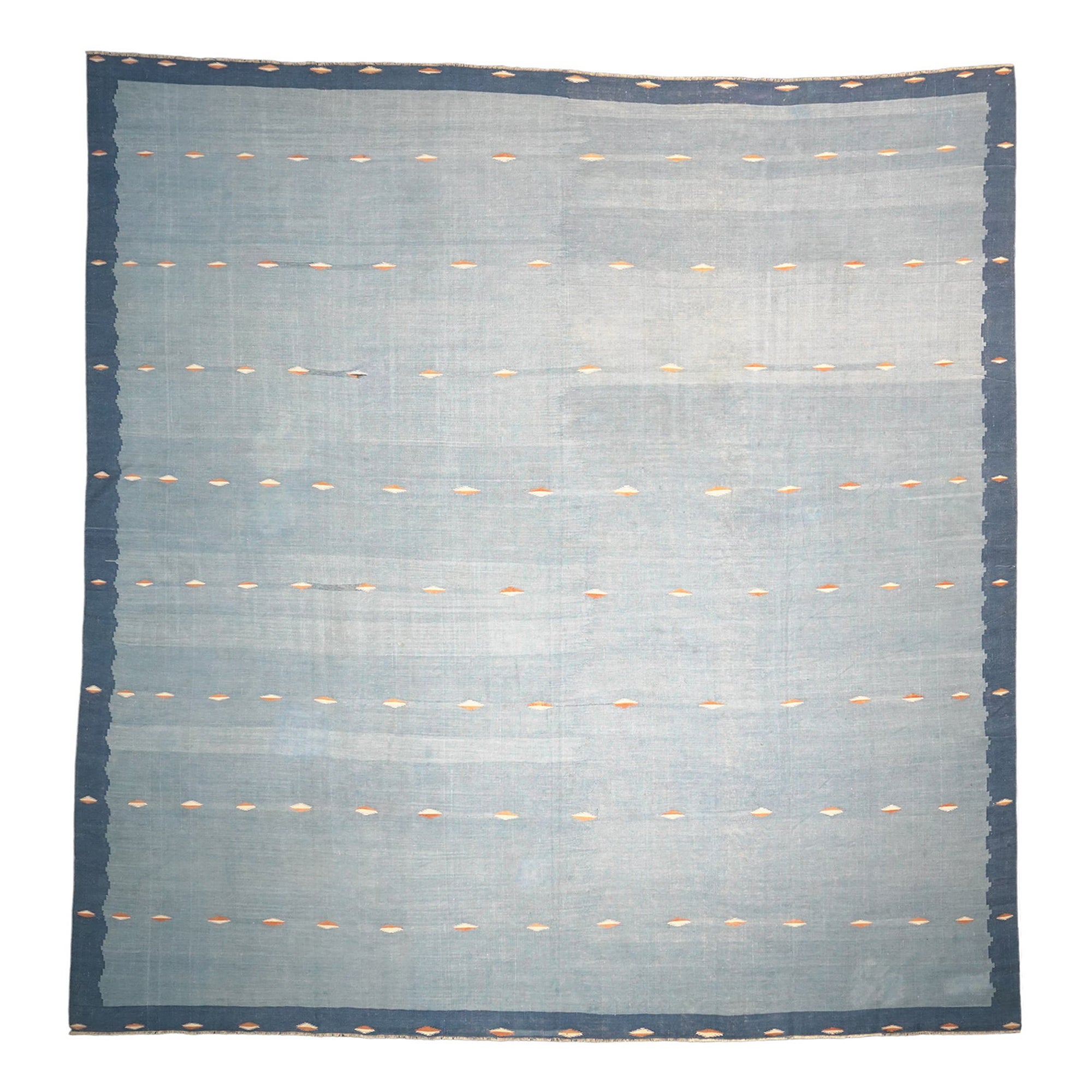 Geometrischer quadratischer Dhurrie-Teppich in Blau, von Rug 
Kilim