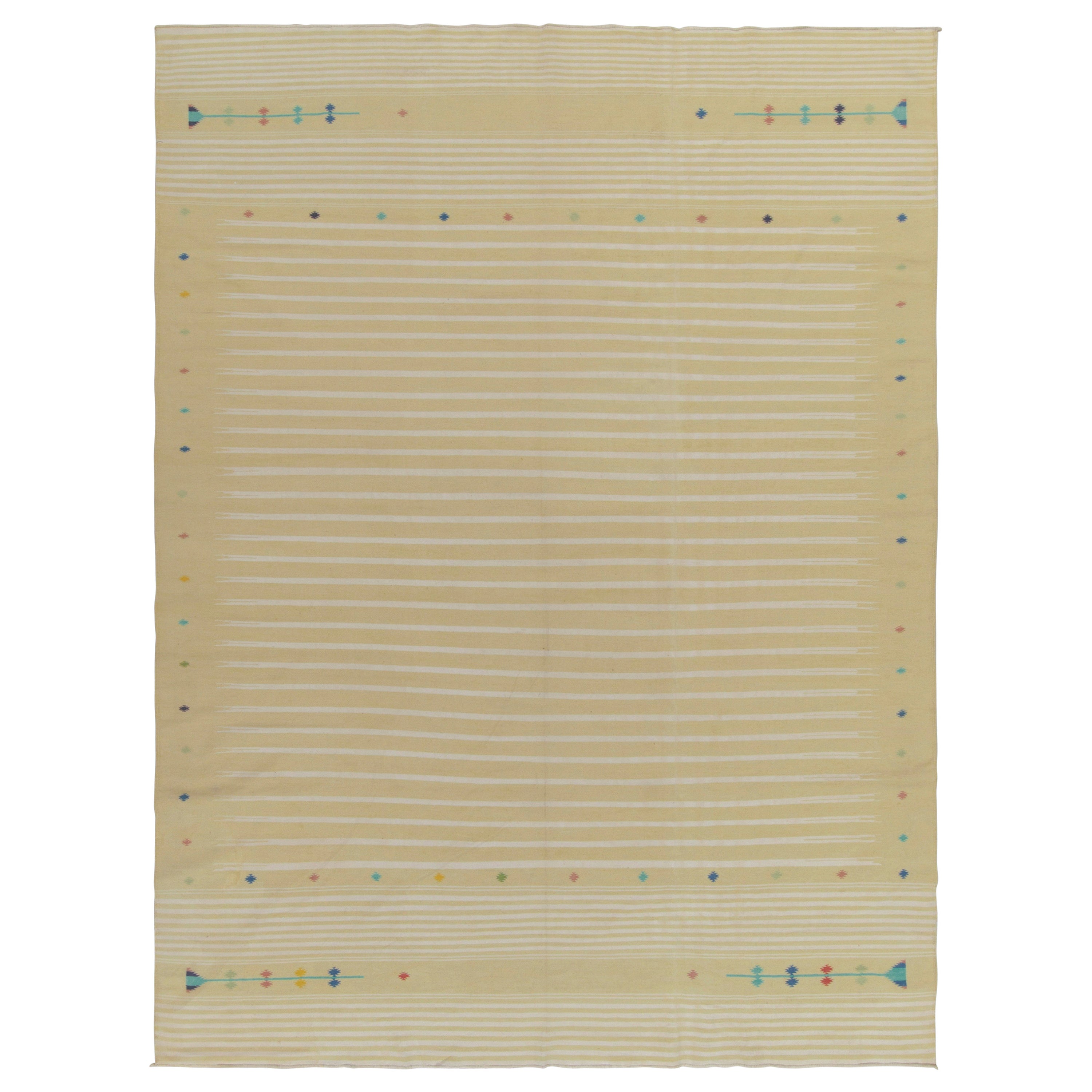 Dhurrie Kelim im Vintage-Stil in Beige mit weißen Streifenmustern von Teppich & Kelim im Angebot