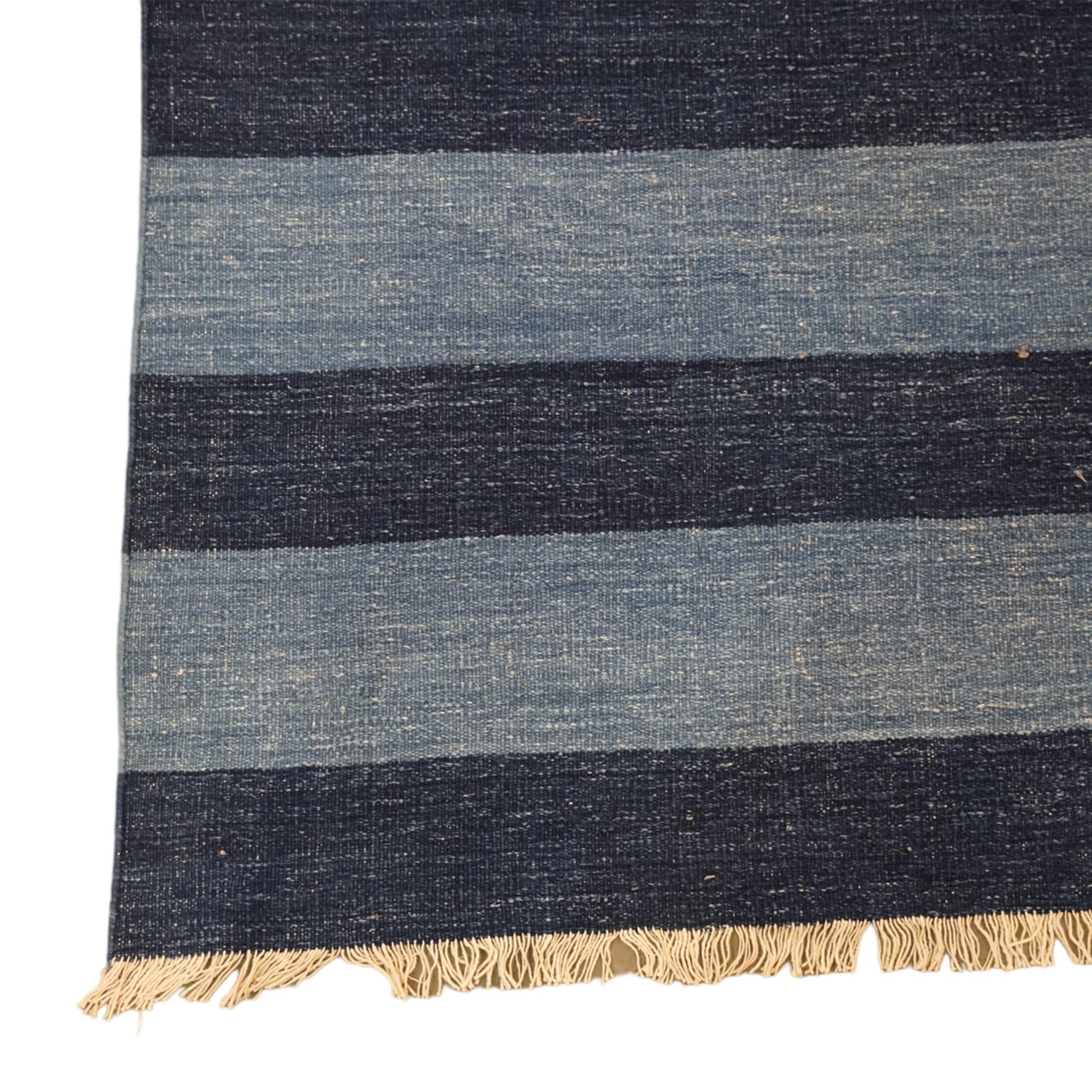 Vintage Dhurrie Übergroßer Geometrischer Teppich in Blau, von Rug & Kilim (Kelim) im Angebot