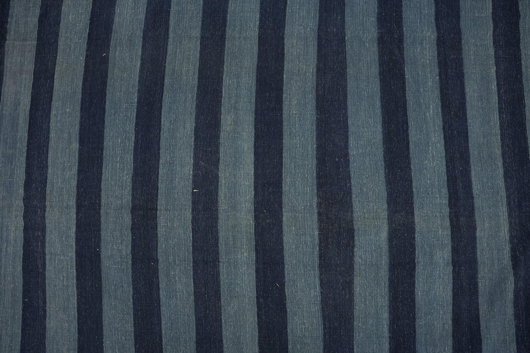 Vintage Dhurrie Übergroßer Geometrischer Teppich in Blau, von Rug & Kilim (Handgewebt) im Angebot