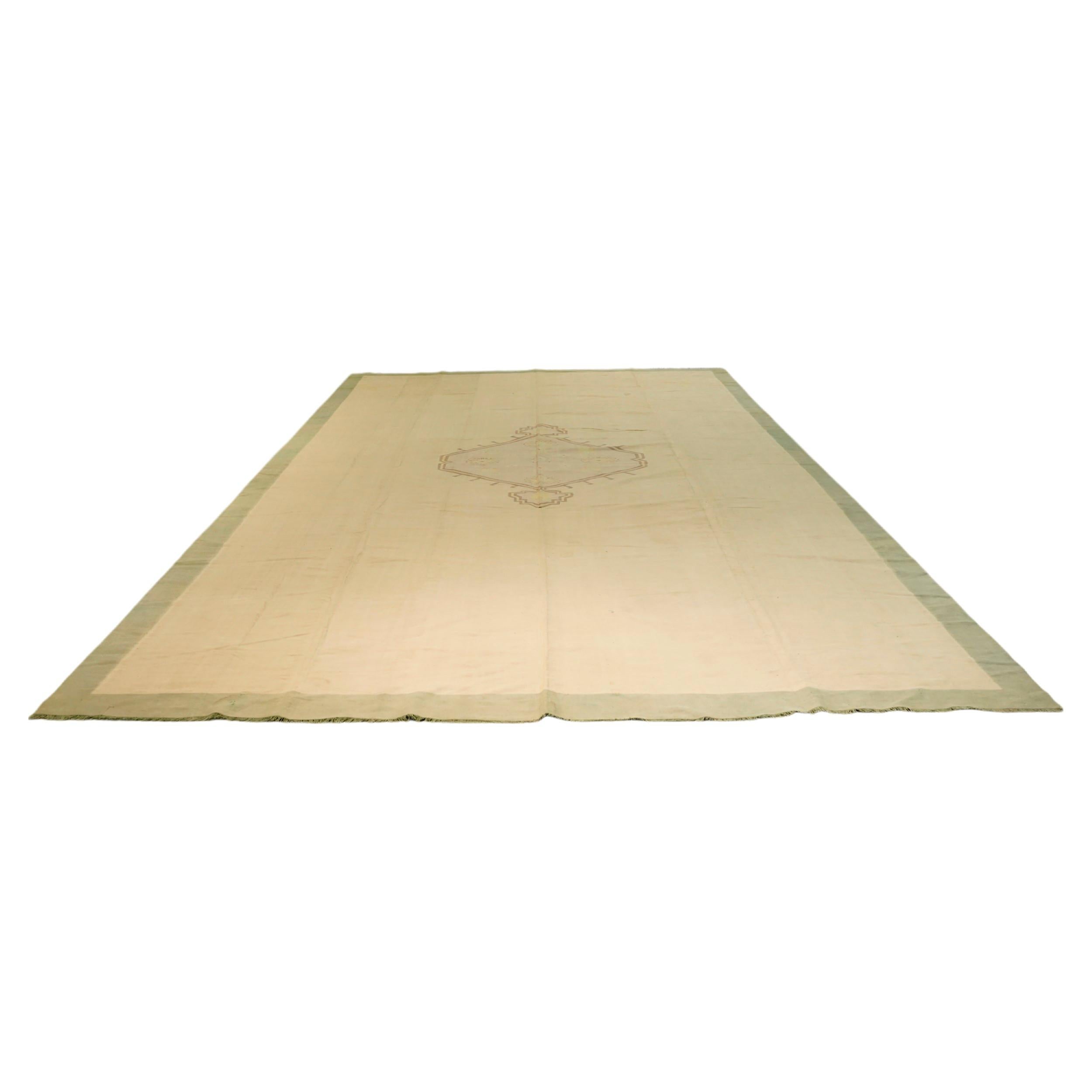 Dieser 11x19 große Dhurrie-Teppich ist eine aufregende Neuanschaffung aus der jüngsten Kollektion von Rug & Kilim an seltenen und beispielhaften Flachgeweben desselben Stils aus der Mitte des Jahrhunderts. Es ist aus Baumwolle handgewebt und stammt