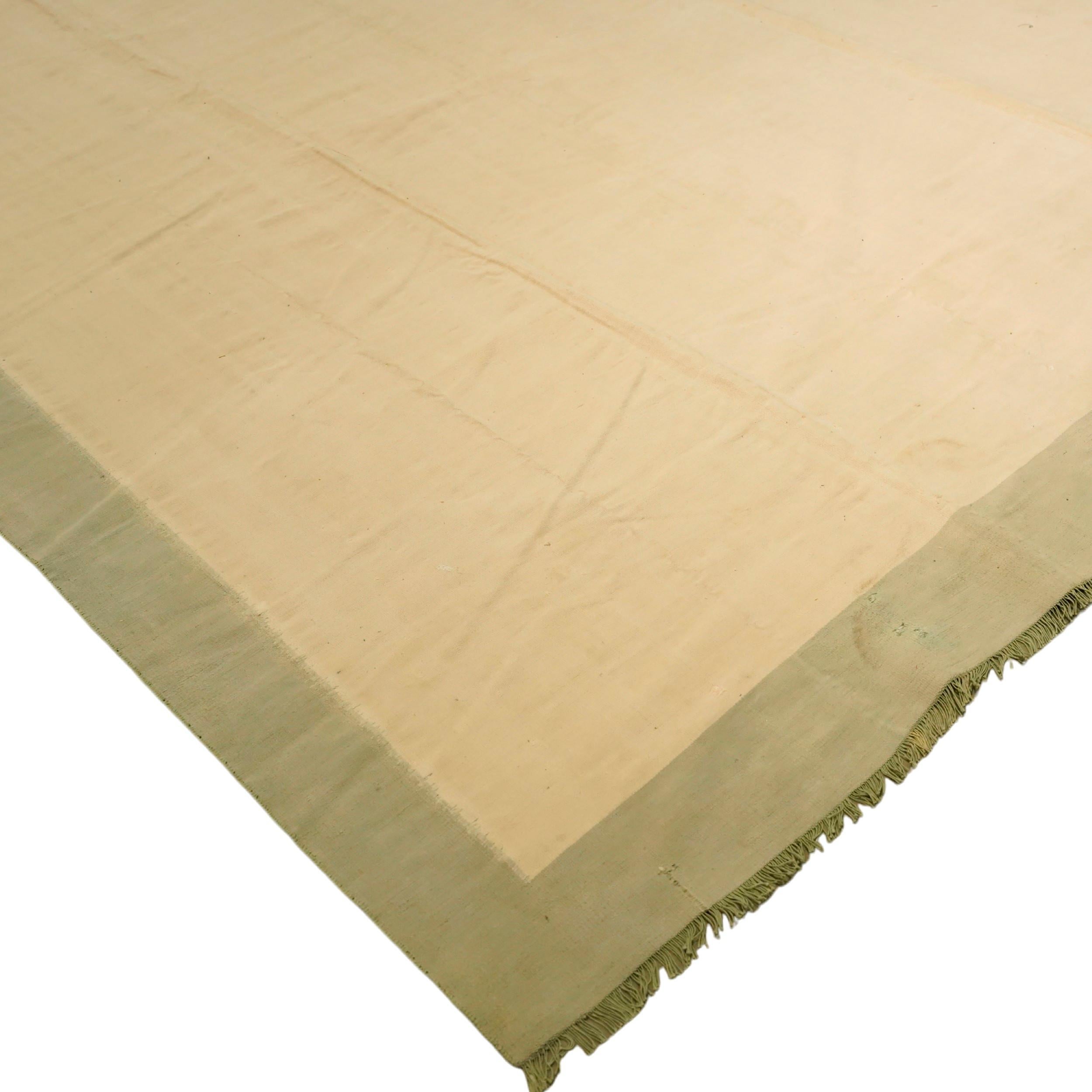 Vintage Dhurrie Vintage-Teppich in Beige und Grün mit Medaillon  Rug & Kilim (Kelim) im Angebot