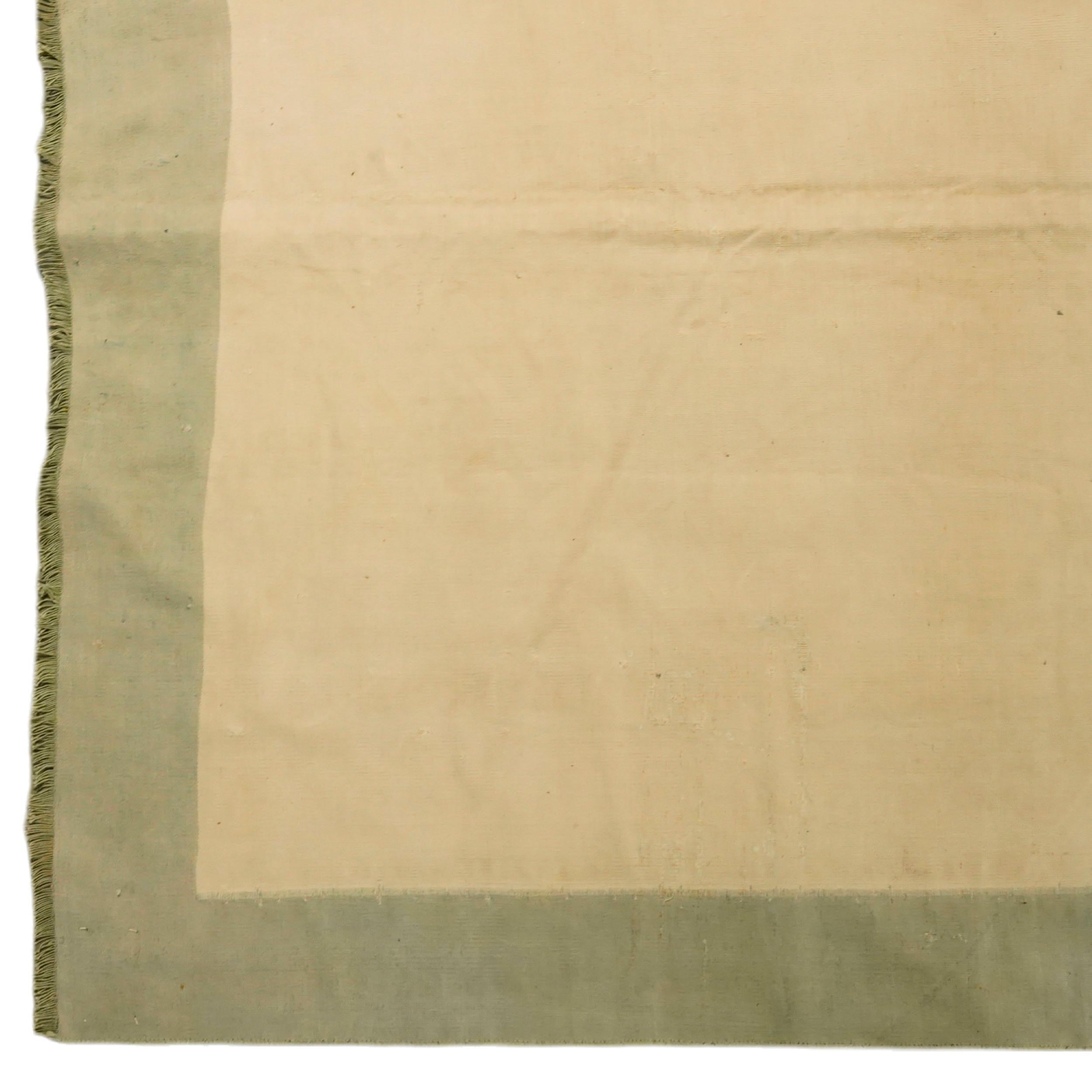 Vintage Dhurrie Vintage-Teppich in Beige und Grün mit Medaillon  Rug & Kilim (Indisch) im Angebot