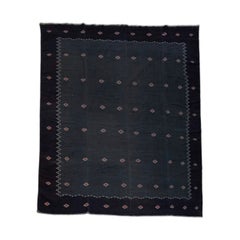 Tapis Vintage Dhurrie en noir avec motifs géométriques blancs et rouges  Rug & Kilim