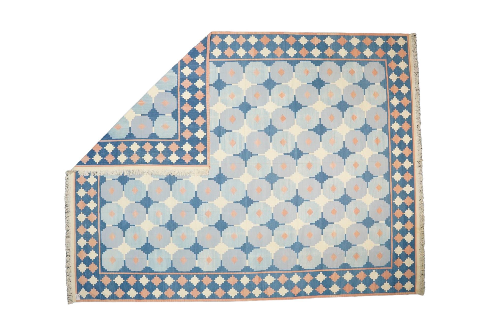 Dieser 12x16 große Teppich ist ein seltener Vintage-Dhurrie-Teppich aus einer aufregenden neuen Kuration aus der Mitte des Jahrhunderts von Rug &New Kilim. Das handgewebte Flachgewebe aus Wolle stammt aus Indien (ca. 1950-1960) und weist blaue und