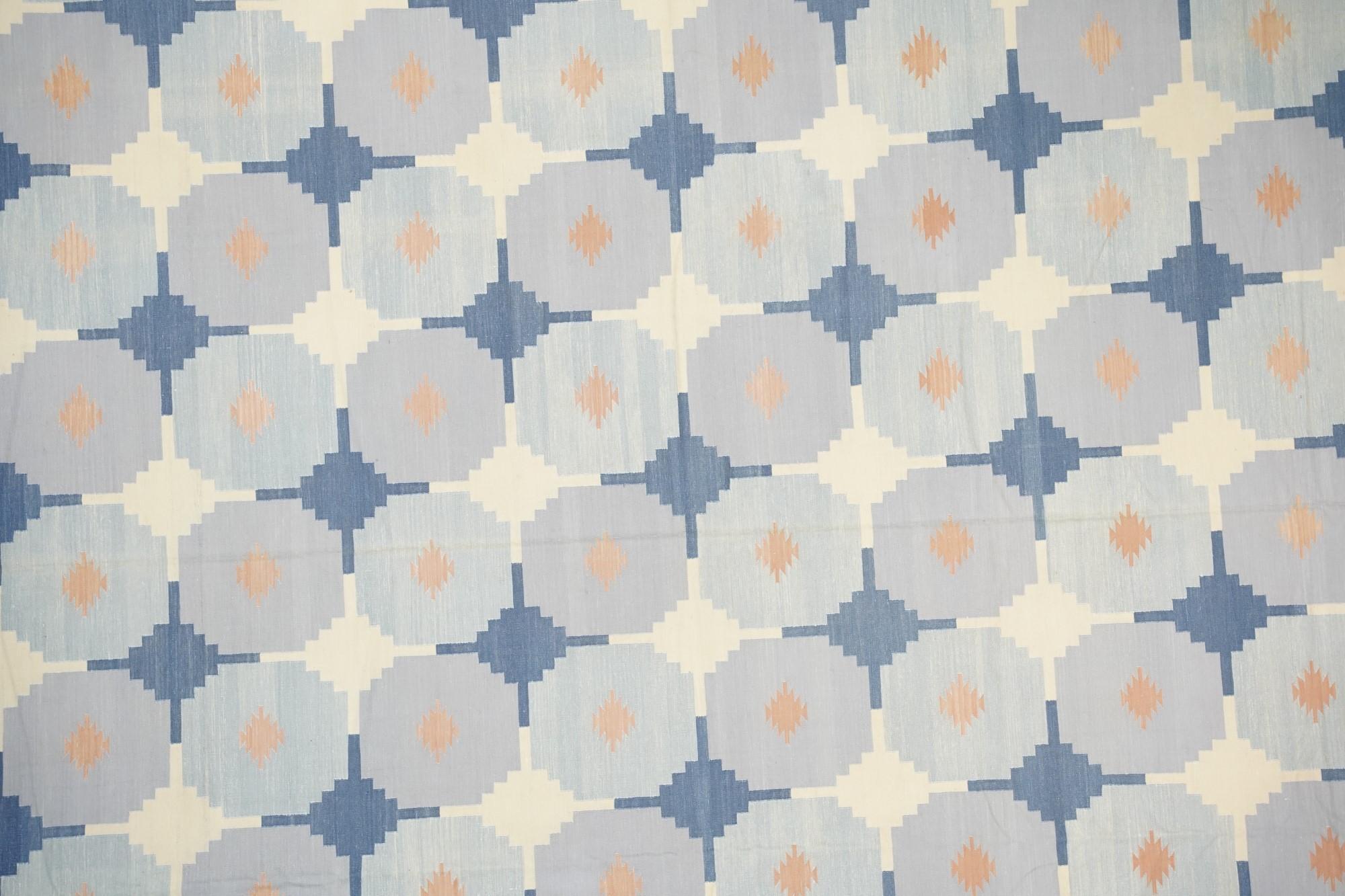 Vintage Dhurrie Vintage-Teppich in Blau und Weiß mit geometrischem Muster, von Rug & Kilim     im Zustand „Gut“ im Angebot in Long Island City, NY