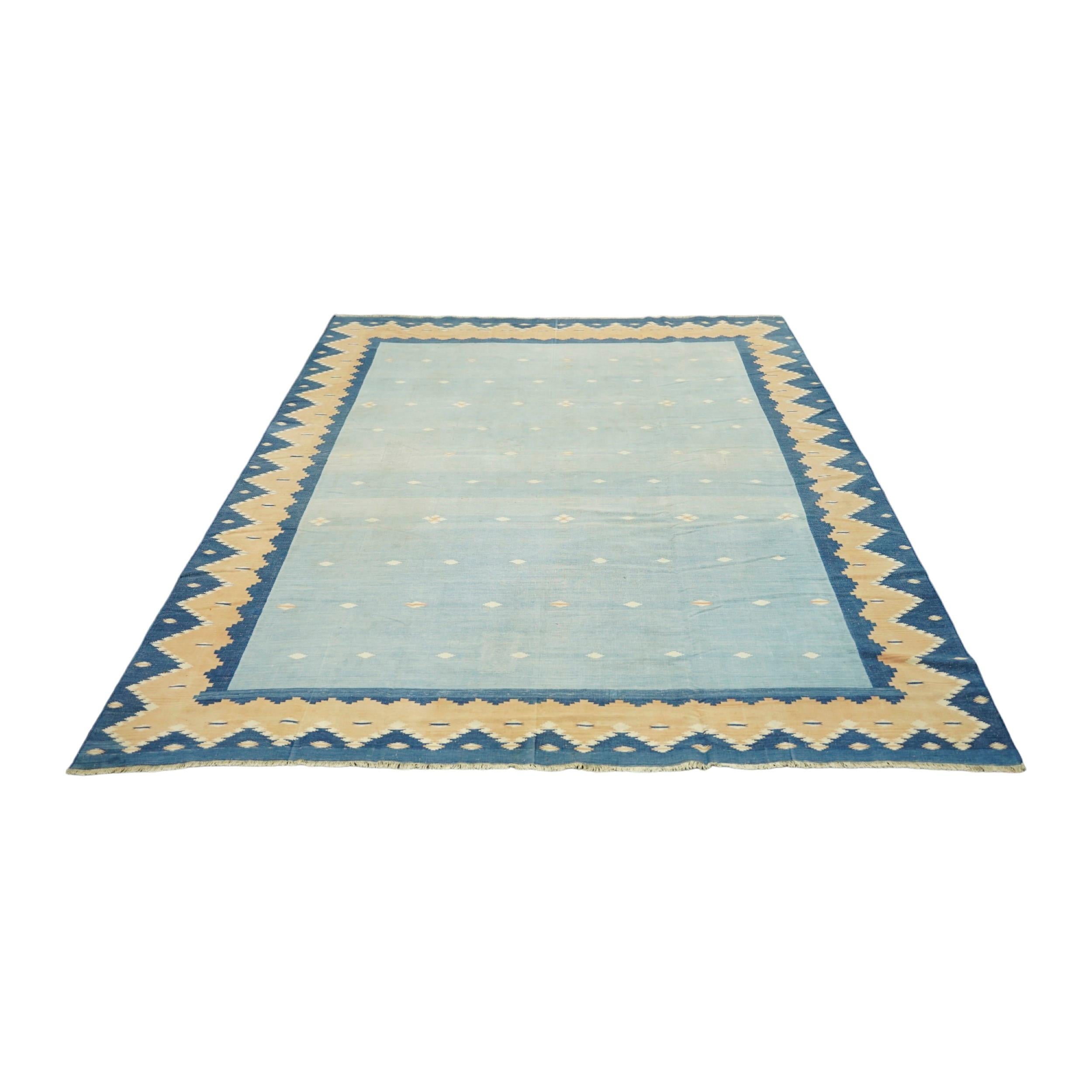 Dieser 7x8 große Dhurrie-Teppich im Vintage-Stil ist eine aufregende Neuanschaffung aus Rug & Kilims jüngstem Bestand an seltenen und beispielhaften Flachgeweben desselben Stils aus der Mitte des Jahrhunderts. Es ist aus Baumwolle handgewebt und