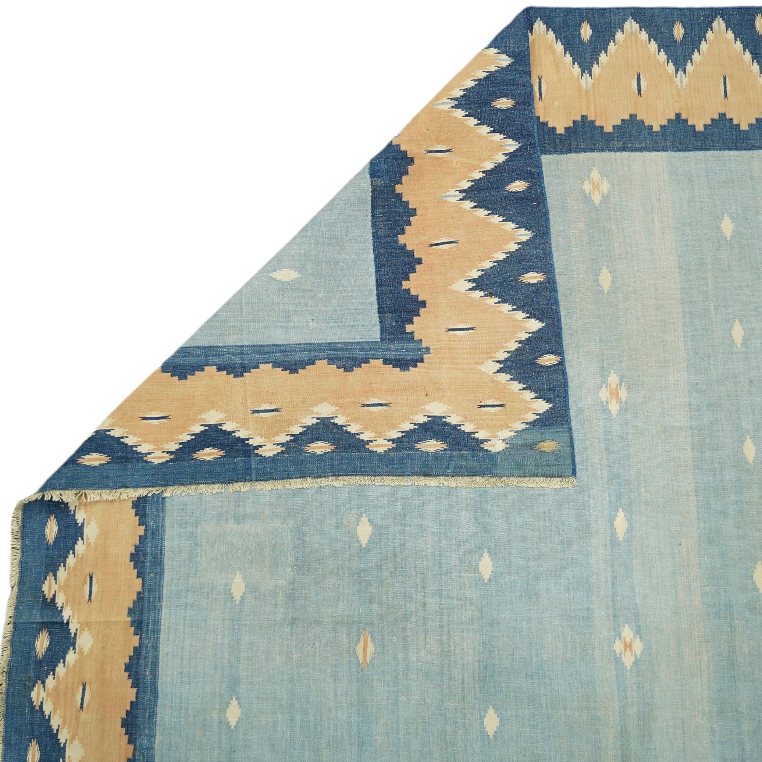 Vintage Dhurrie Vintage-Teppich in Blau mit geometrischen Mustern in Beige  Rug & Kilim (Indisch) im Angebot