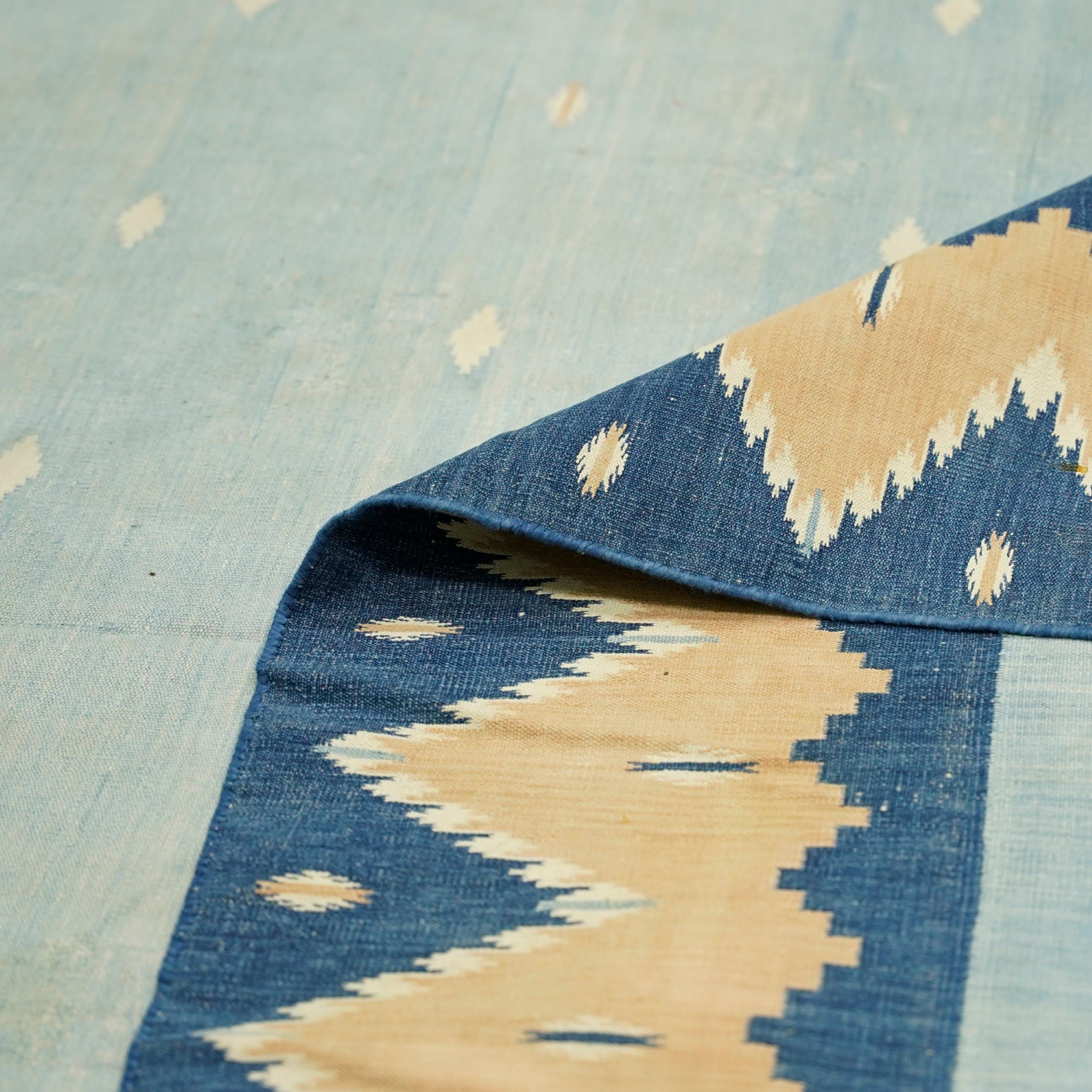 Vintage Dhurrie Vintage-Teppich in Blau mit geometrischen Mustern in Beige  Rug & Kilim (Handgewebt) im Angebot