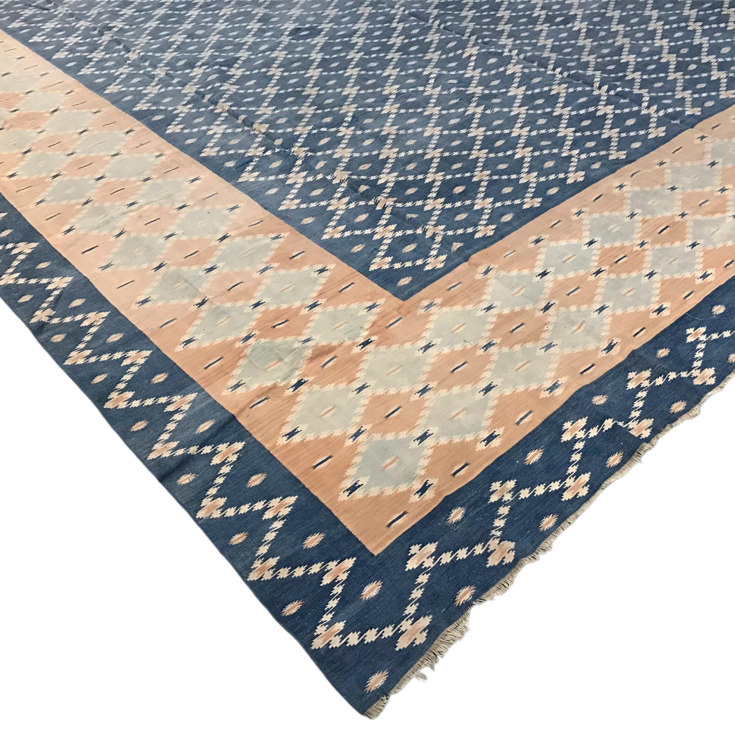 Esta alfombra Dhurrie vintage de 11x14 es una nueva y emocionante selección de la última adquisición de Rug & Kilim de raros y ejemplares tejidos planos de mediados de siglo del mismo estilo. Tejida a mano en algodón, procede de la India hacia