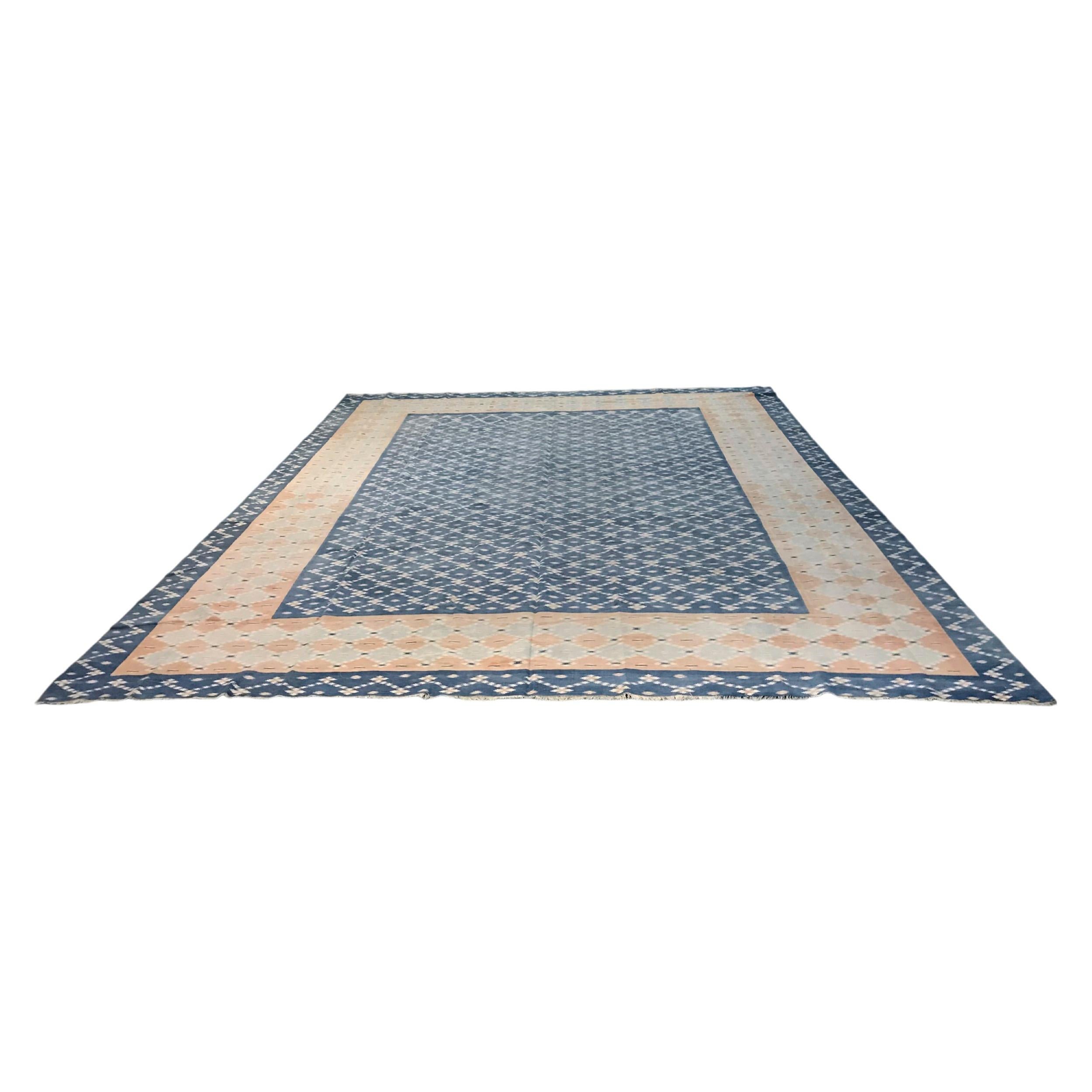 Alfombra Dhurrie Vintage Azul con Motivos Geométricos Crema  Rug & Kilim Indio en venta