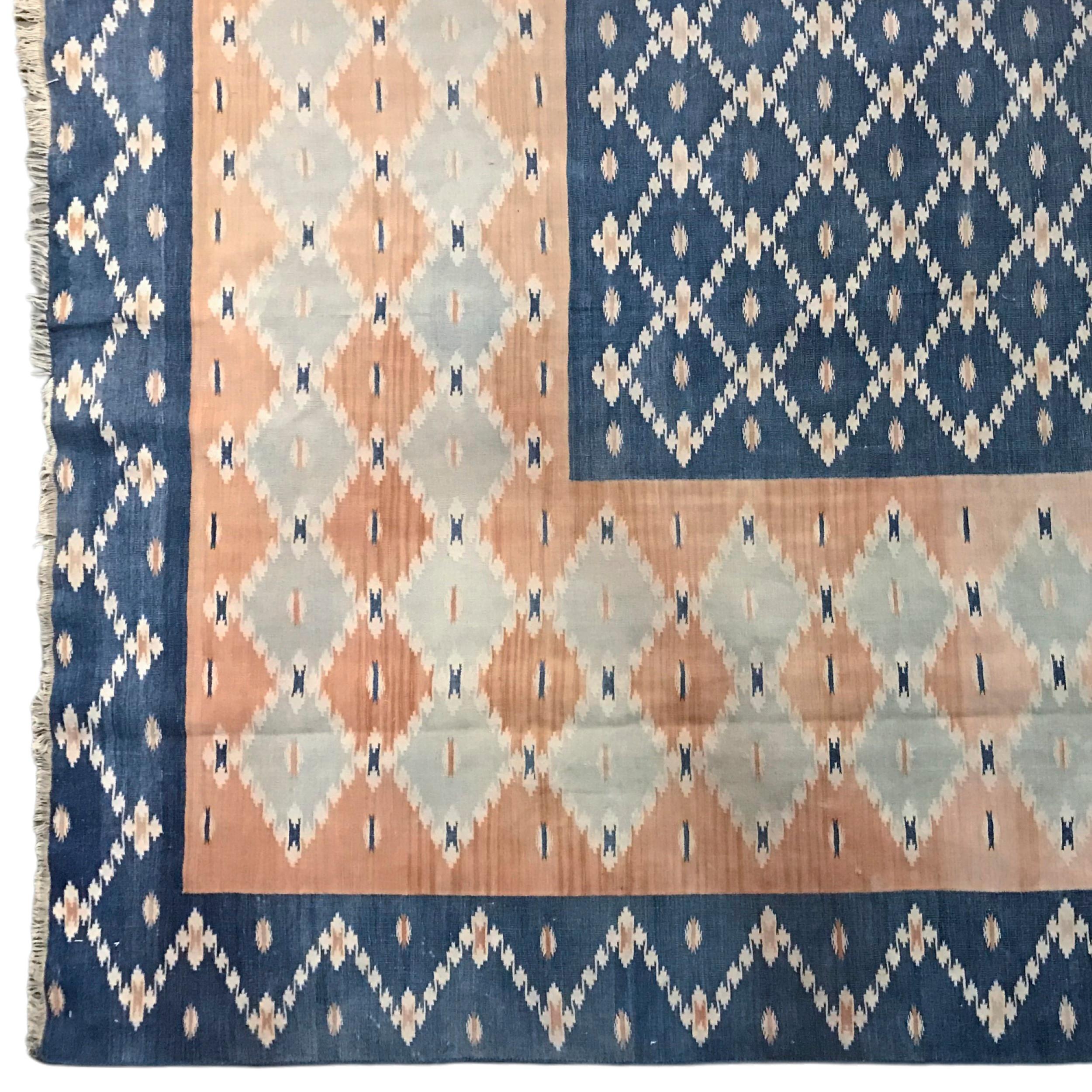 Alfombra Dhurrie Vintage Azul con Motivos Geométricos Crema  Rug & Kilim Tejido a mano en venta