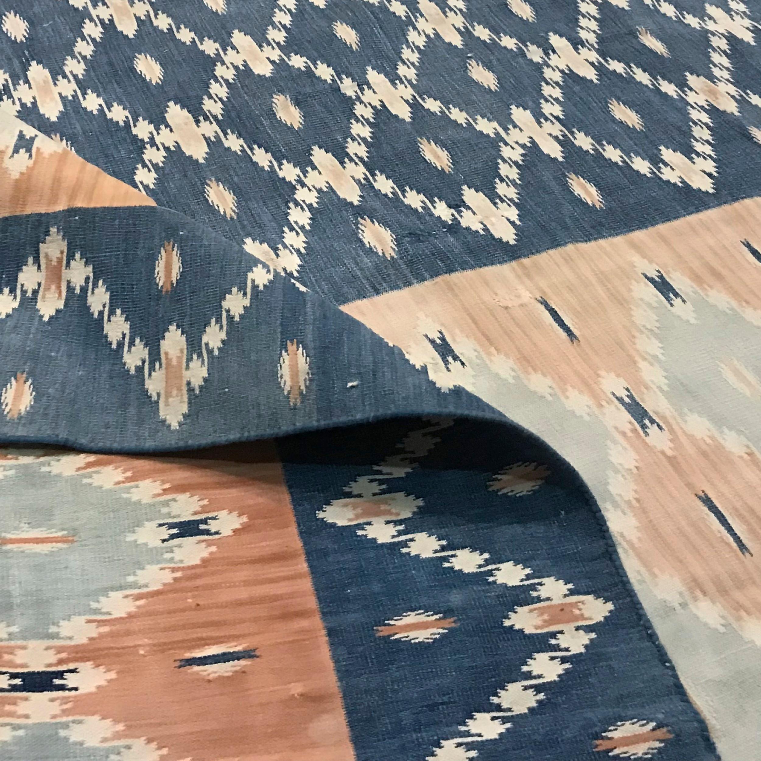 Alfombra Dhurrie Vintage Azul con Motivos Geométricos Crema  Rug & Kilim en Bueno estado para la venta en Long Island City, NY
