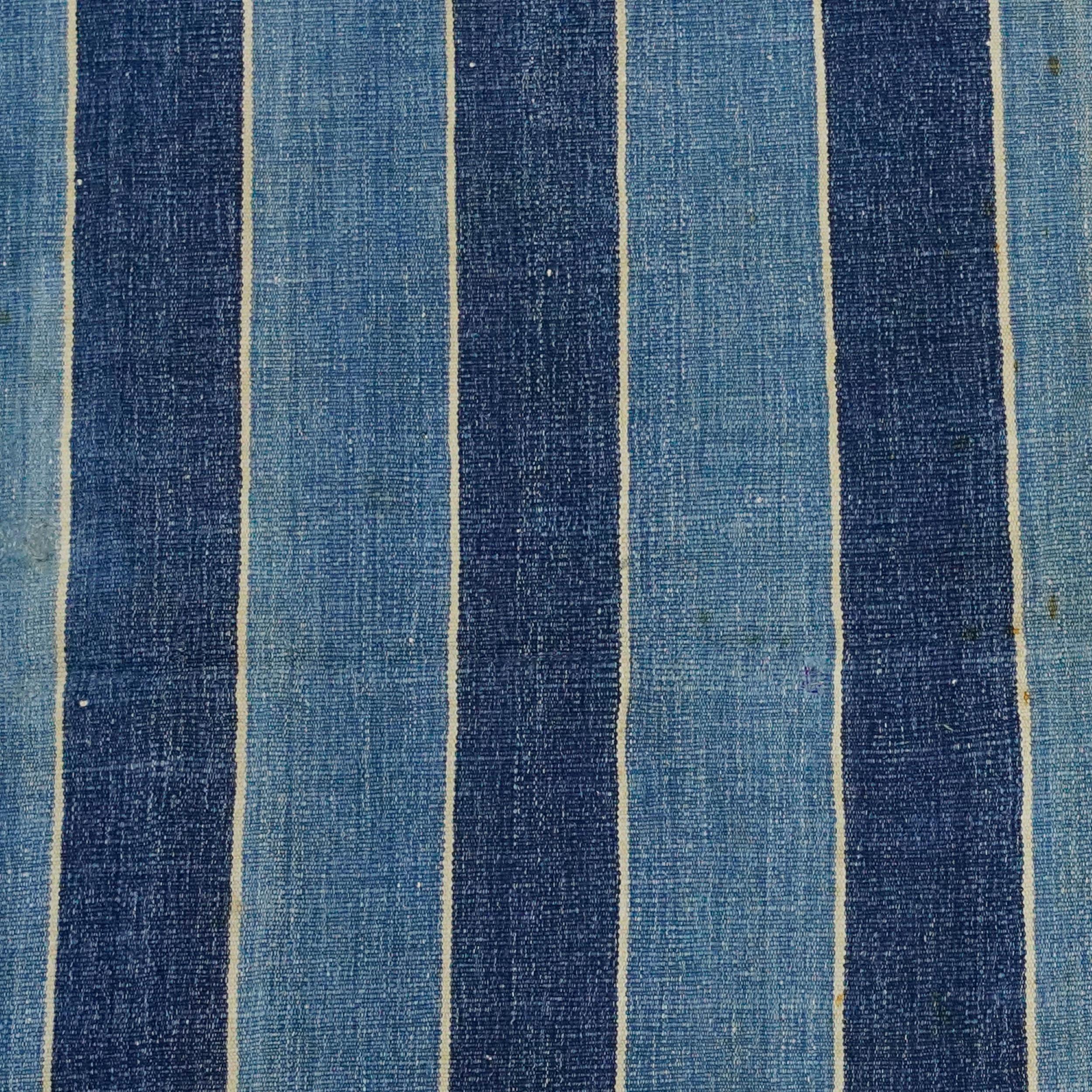 Dieser 4x5 Dhurrie-Teppich im Vintage-Stil ist eine aufregende neue Kuration aus Rug & Kilims jüngstem Erwerb von seltenen und beispielhaften Flachgeweben desselben Stils aus der Mitte des Jahrhunderts. Es ist aus Baumwolle handgewebt und stammt aus