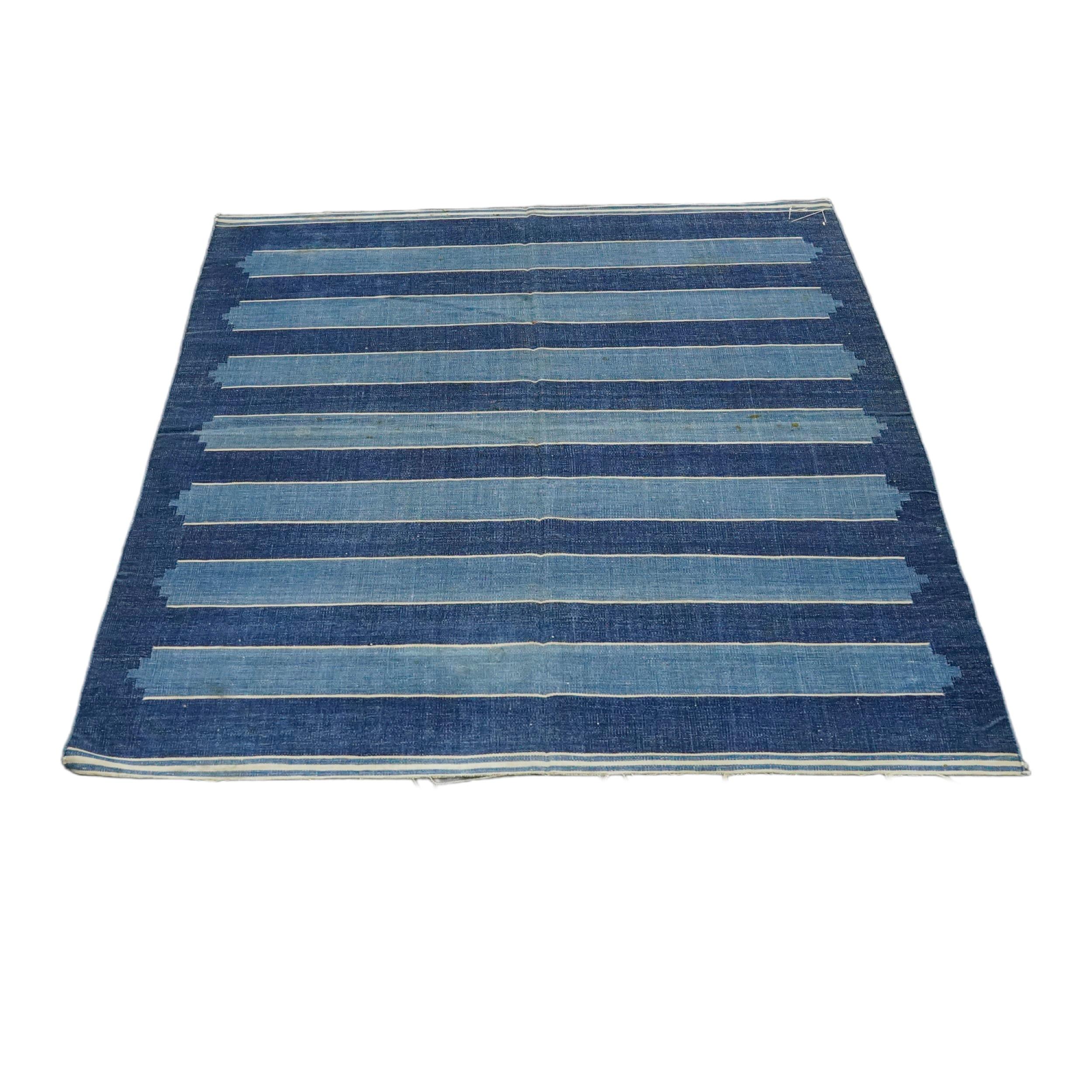 Vintage Dhurrie Vintage-Teppich in Blau mit geometrischen Mustern  Rug & Kilim (Kelim) im Angebot